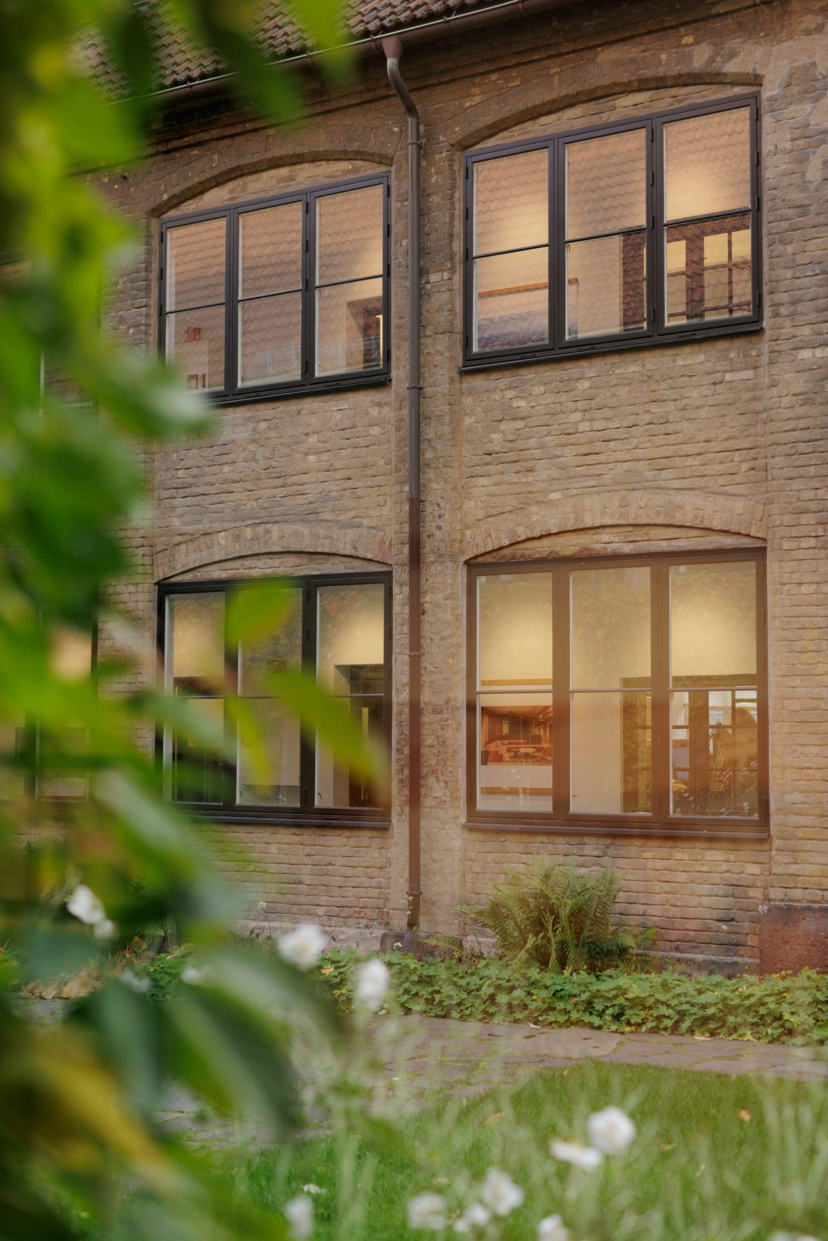 Bilde av fasade med vinduer ut mot hage