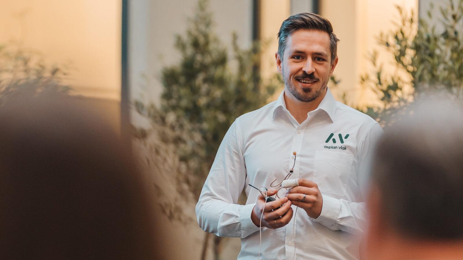 Mann som presenterer for publikum