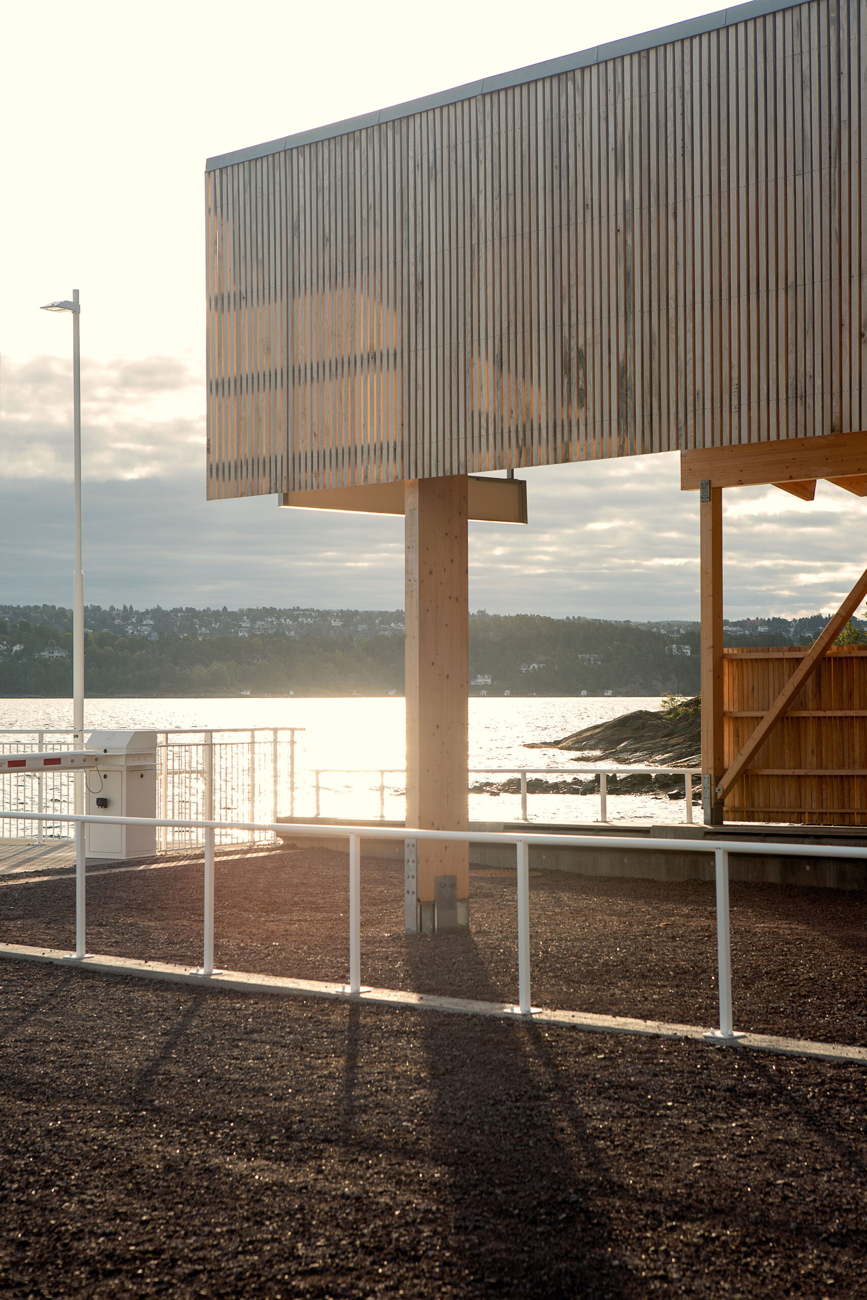 Deler av et byggverk på Nye Langøyene. Sjø i bakgrunnen.