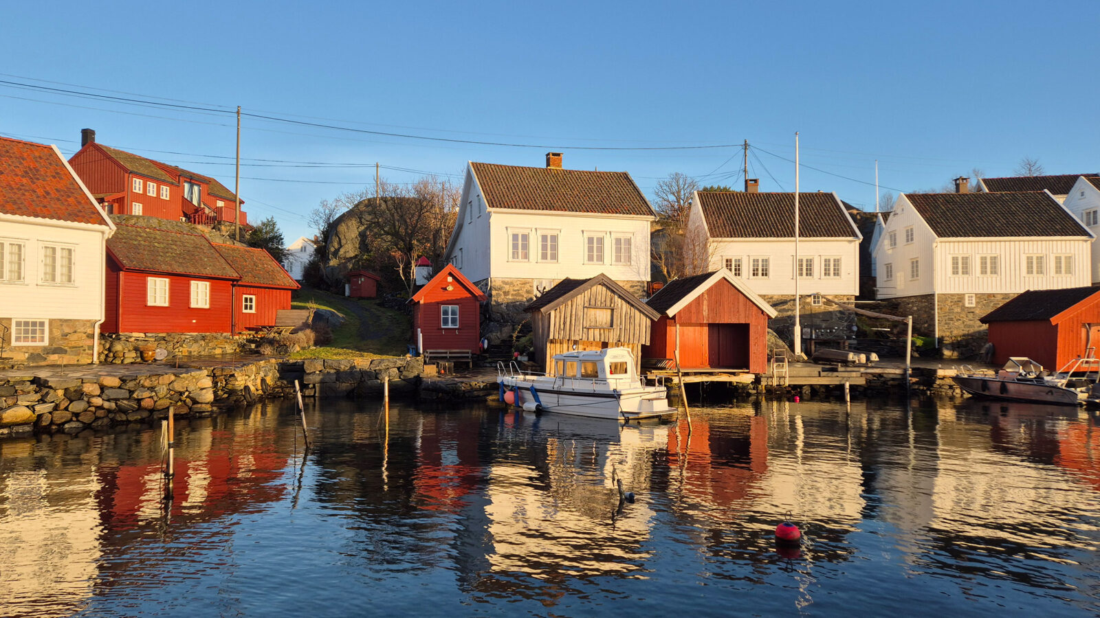 Verneverdig trehusbebyggelse på Ågerøya. Brannsikringsplan skal utarbeides.