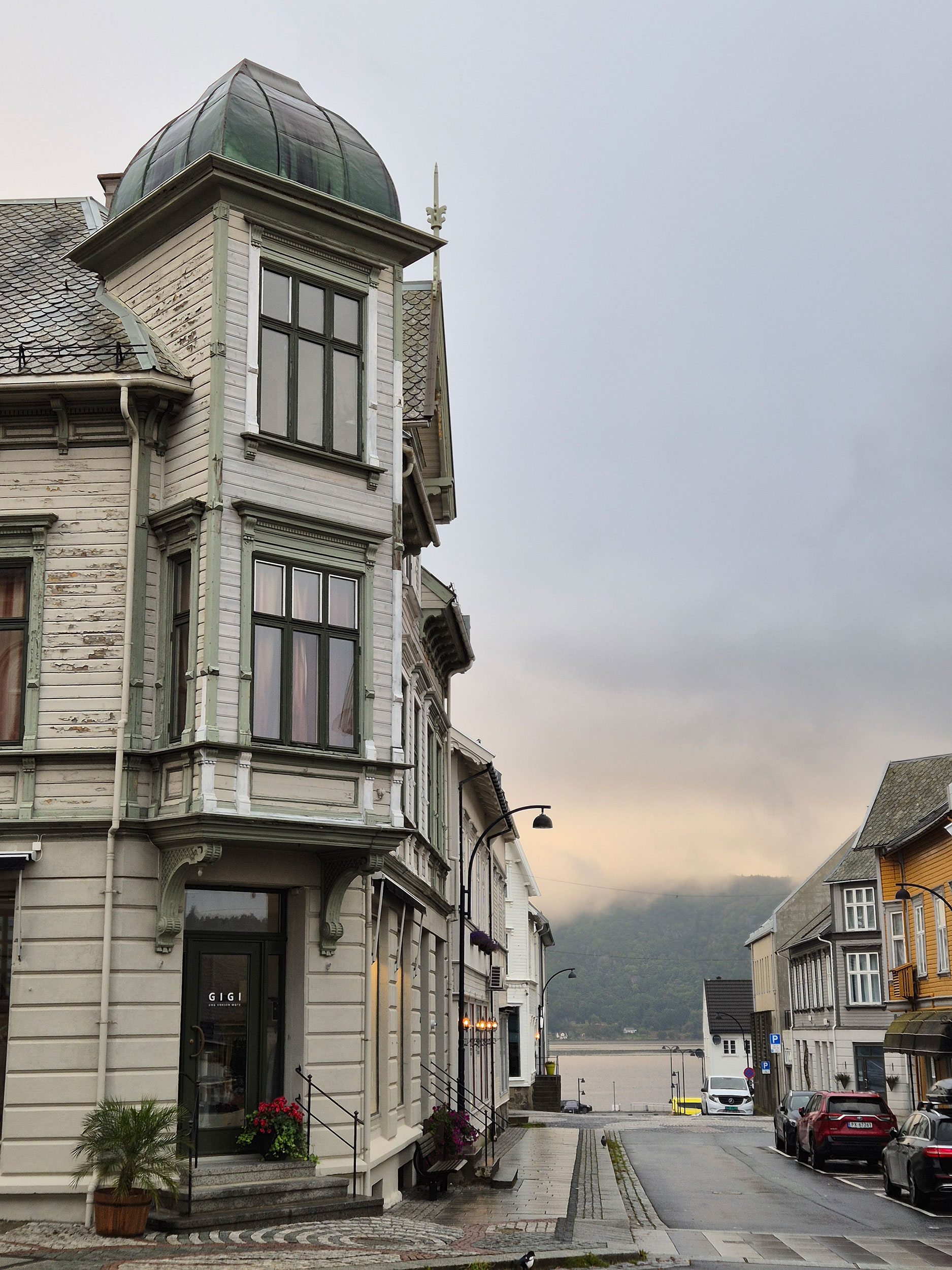 Bysentrum i en liten by. Brannsikringsplan skal utarbeides for verneverdig trehusbebyggelse på i Farsund.