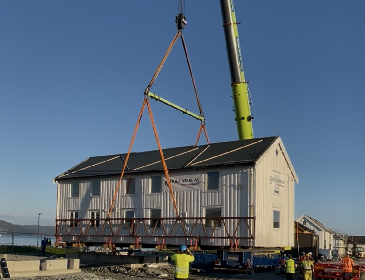 Verneverdig hus heises på plass på ny grunnmur på Vipetangen.