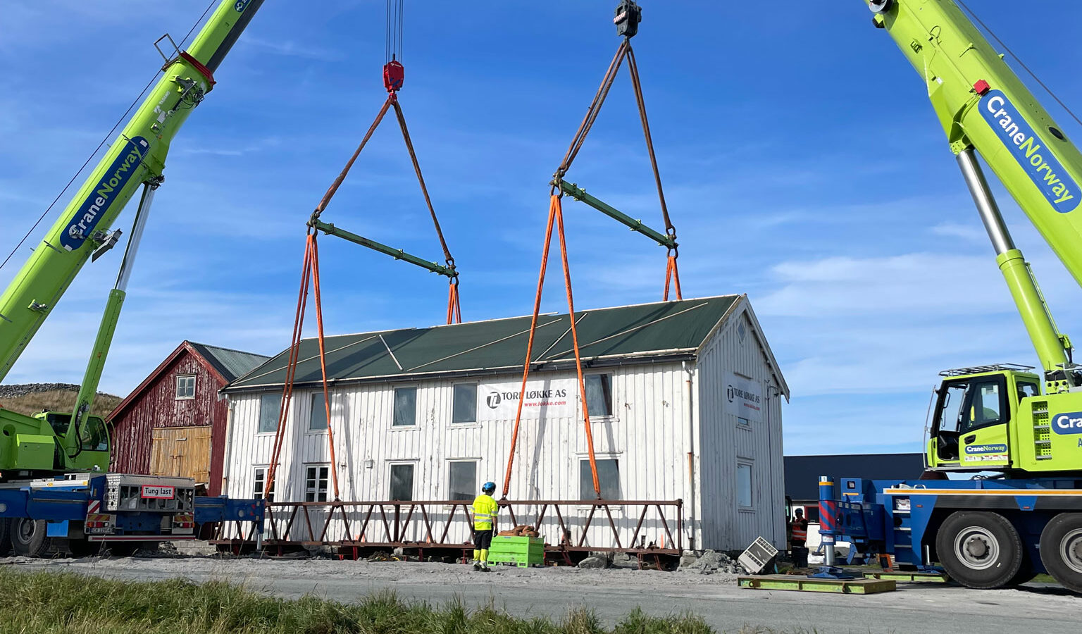 Verneverdig hus løftes av heisekraner