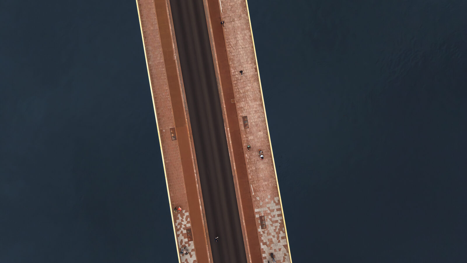 Bybrua fotografert med drone rett ovenfra