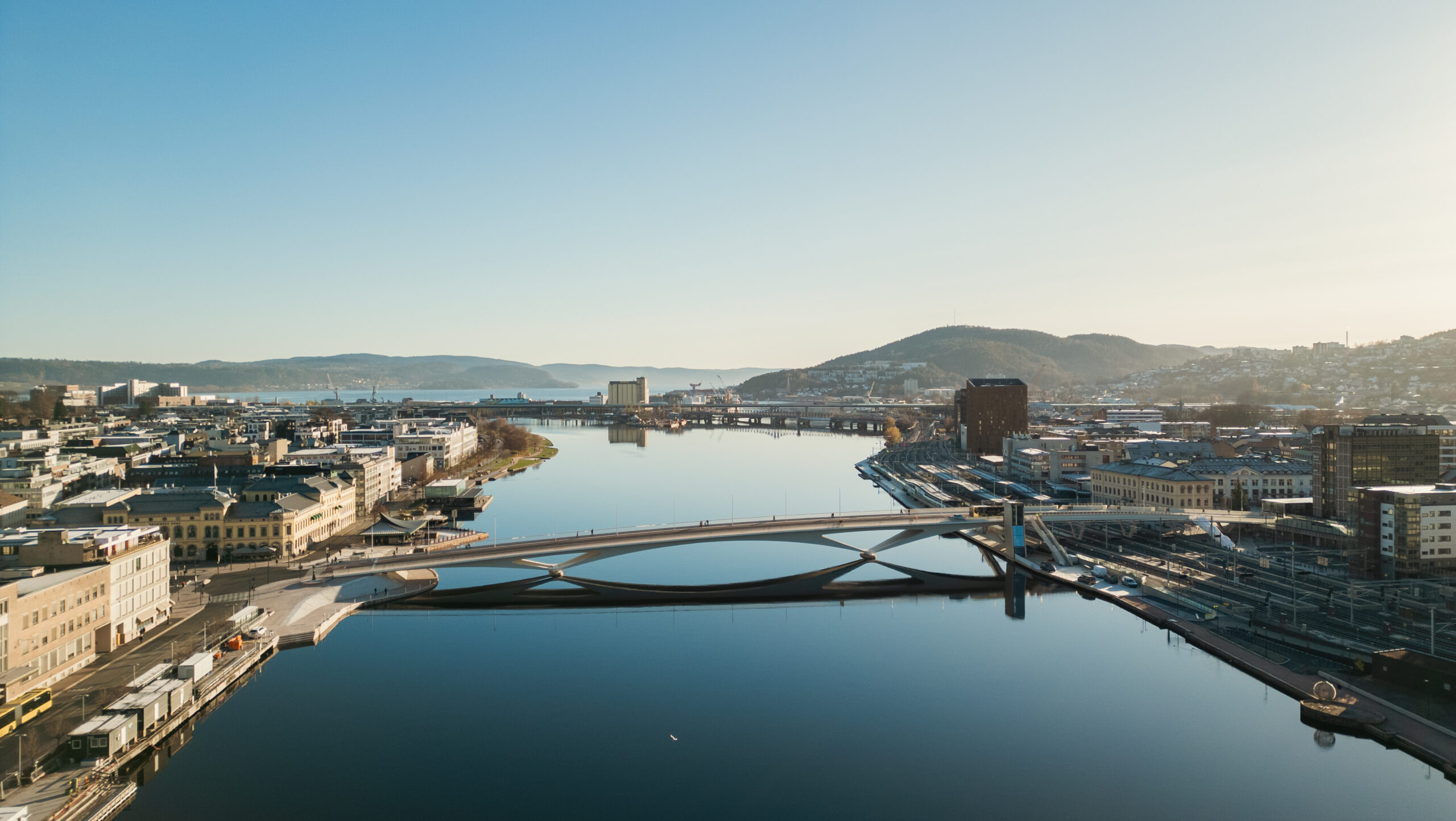 Bilde av bro over vann