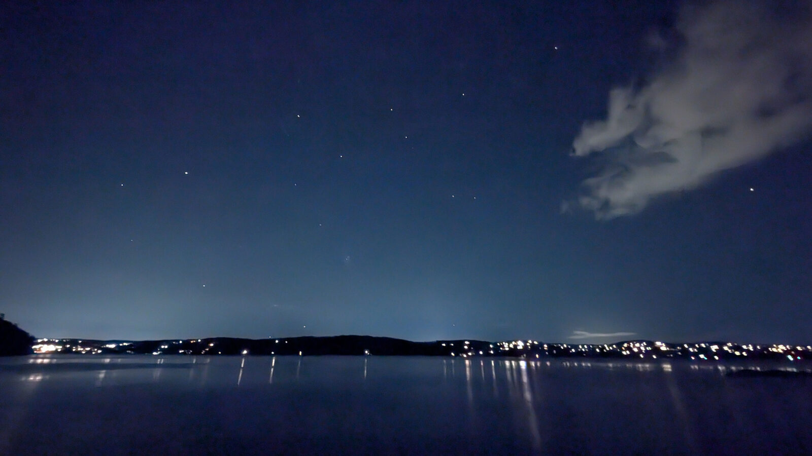 Nattehimmel med himmelglød over Oslofjorden ved Håøya. Bildet illustrerer lysforurensning.