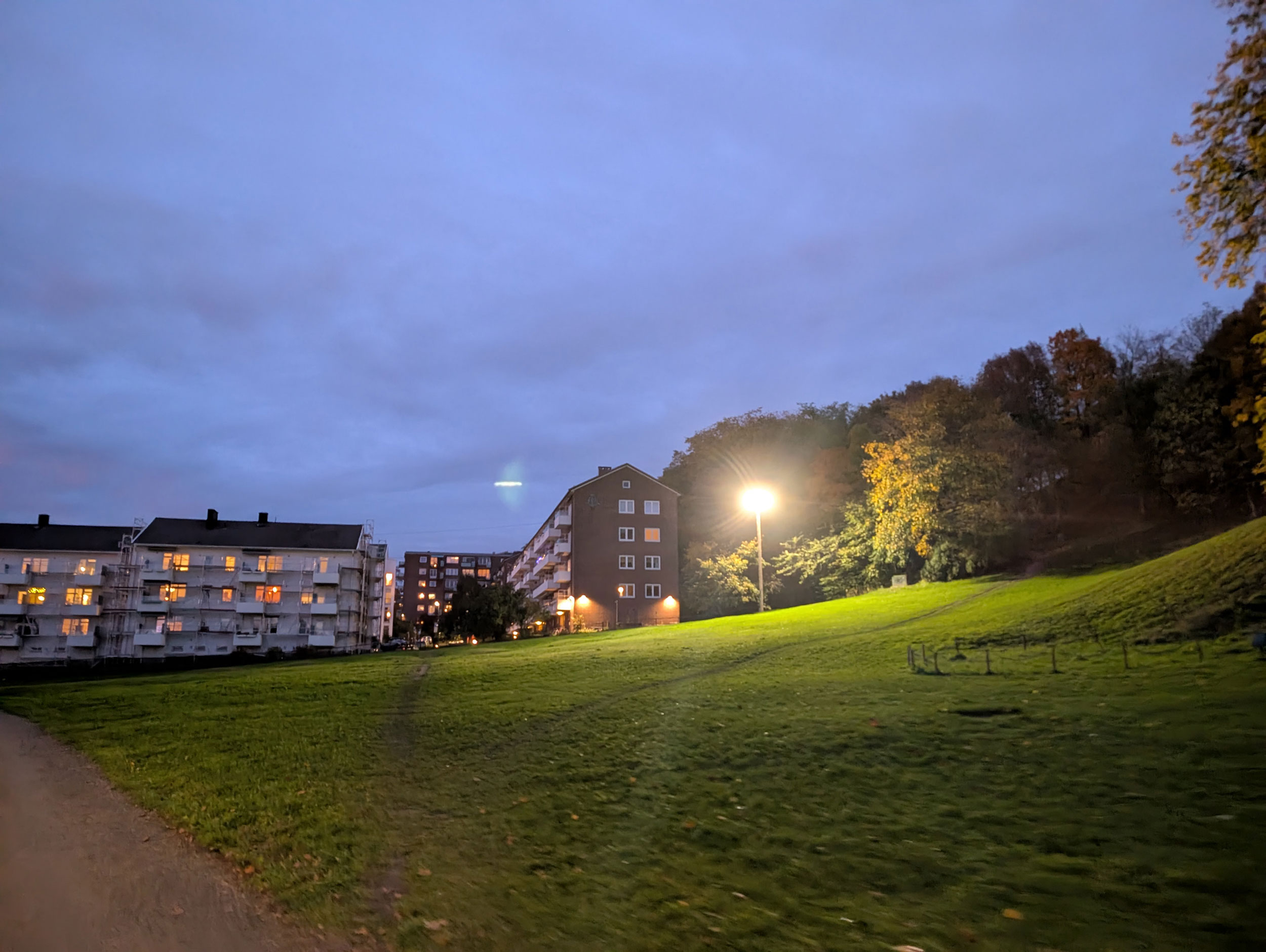 En kommunal akebakke (ved Ola Narr i Oslo) belyst med blendende flombelysning også når det ikke er i bruk (på sommerhalvåret). Bildet illustrerer lysforurensning.