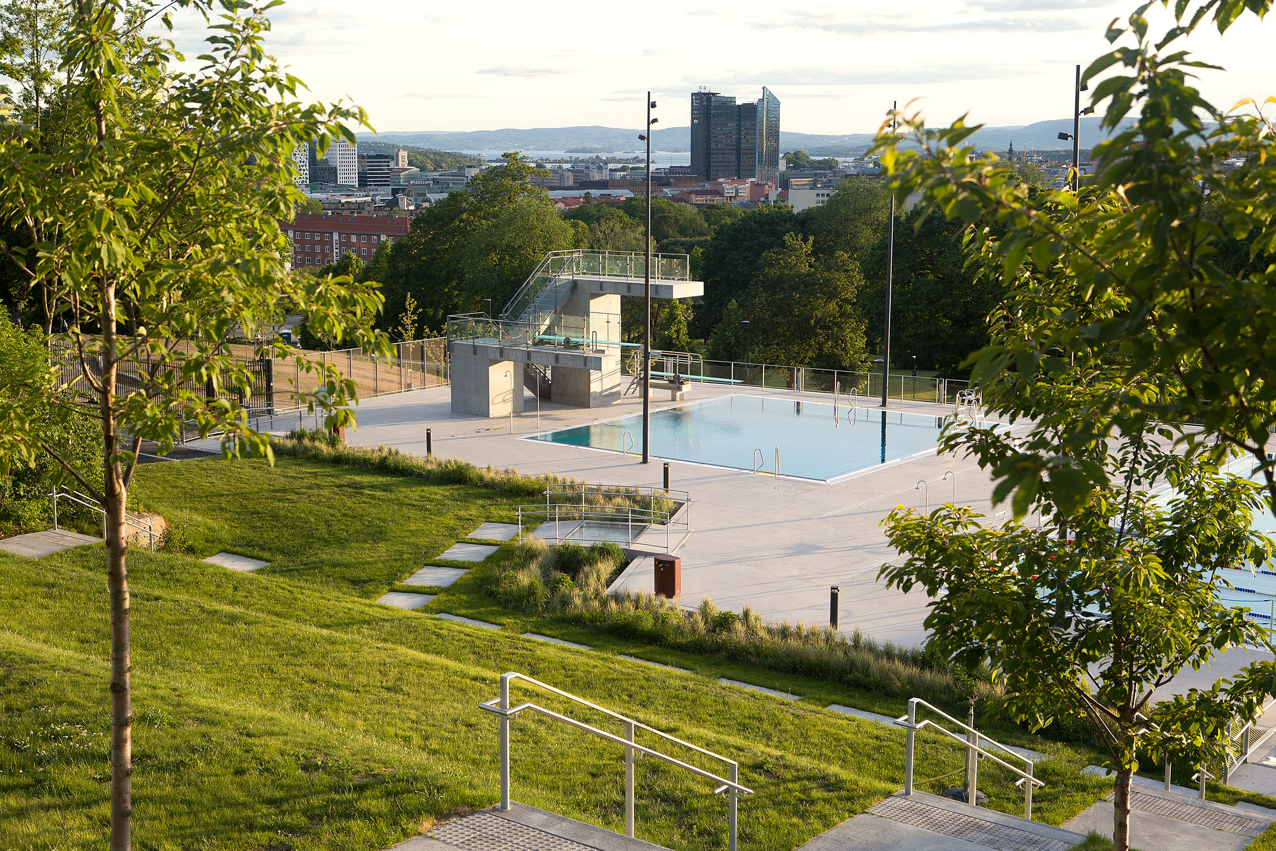 uteområde på Tøyenbadet, viser utebasseng med grøntområder rundt