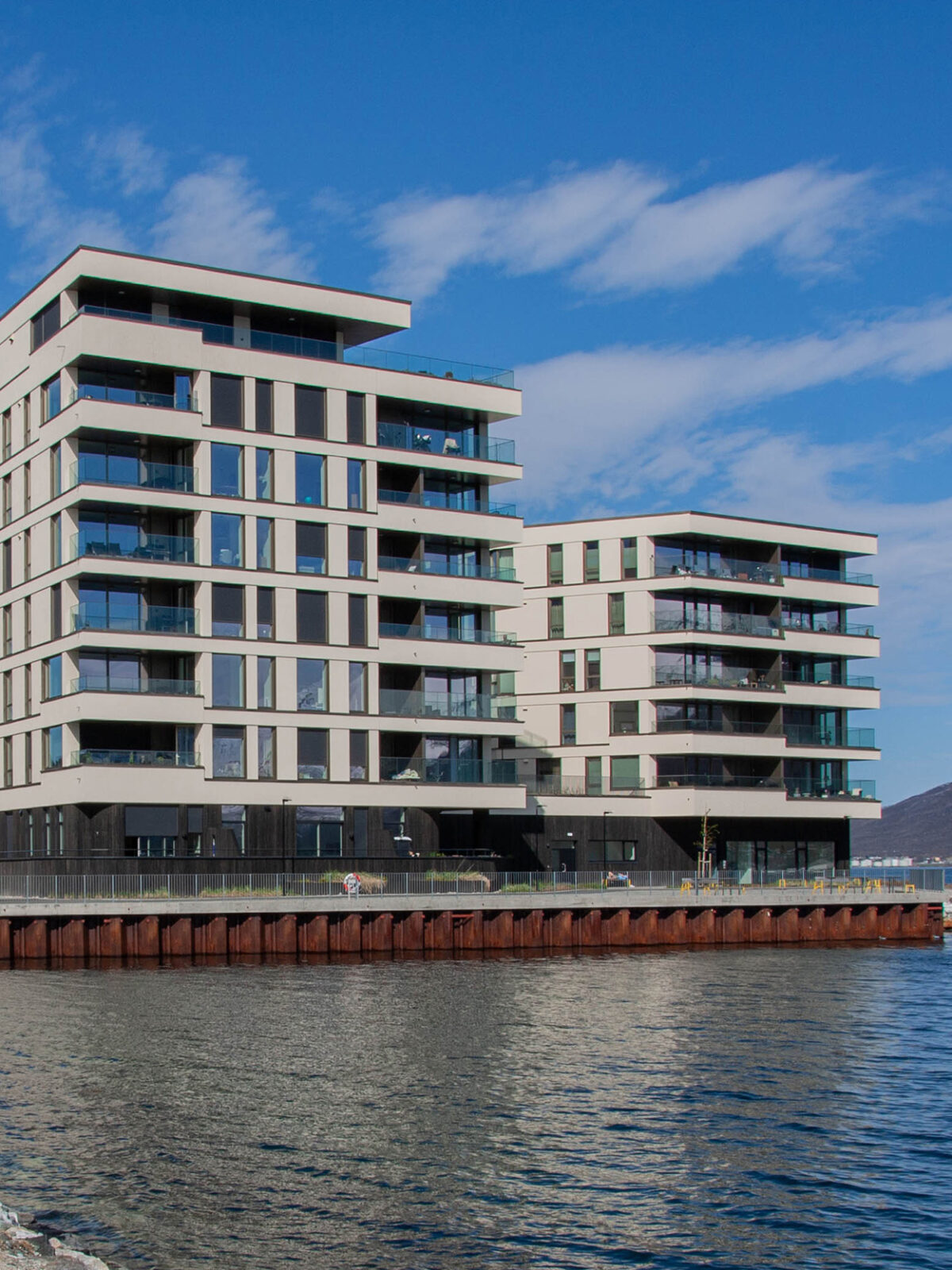 Alfon B og C er et moderne boligprosjekt på Kræmer Brygge med 54 leiligheter, sjøutsikt, gode solforhold og minimalistiske detaljer.