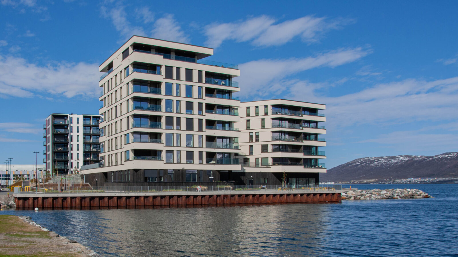 Alfon B og C er et moderne boligprosjekt på Kræmer Brygge med 54 leiligheter, sjøutsikt, gode solforhold og minimalistiske detaljer.