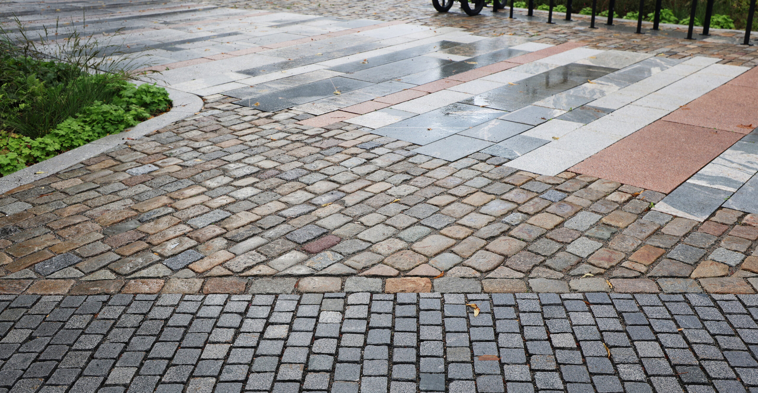 Ombrukt naturstein på bakken på Farmannstorvet i Tønsberg sentrum.