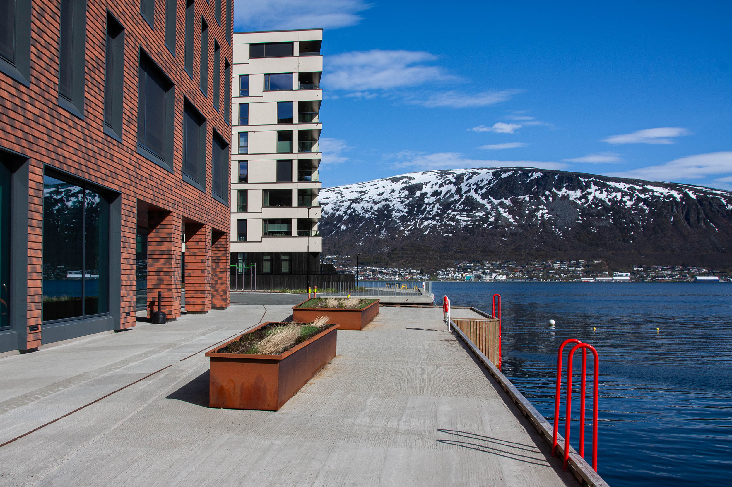 Promenaden foran Alfon B & C på Kræmer Brygge med universelt utformede gangsoner.