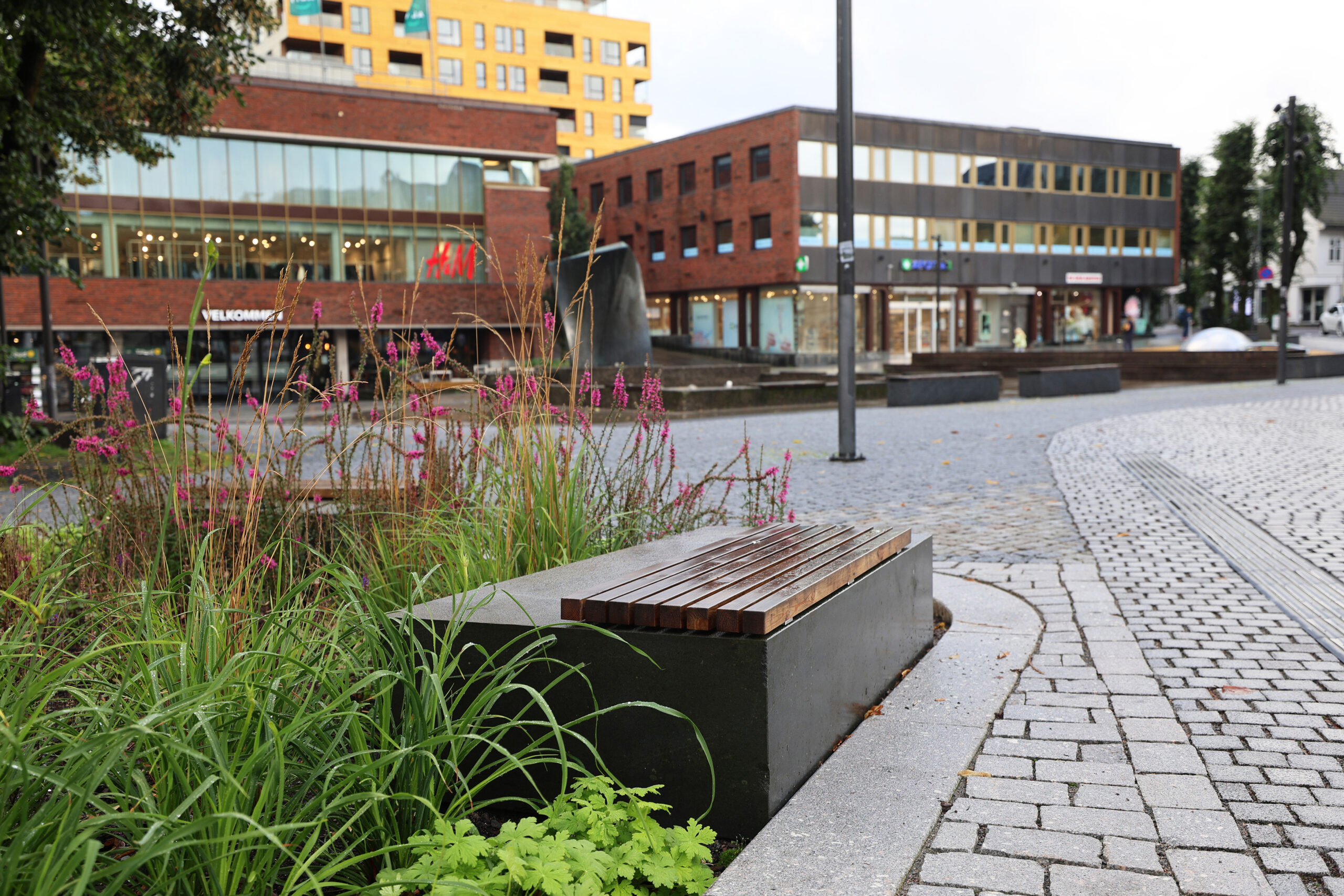 Benk på Farmannstorvet i Tønsberg sentrum laget av overskuddstein fra Tønsberg torg.