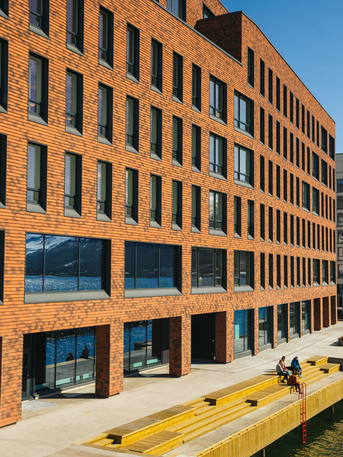 Et næringsbygg ved sjøen. Kanal Nord i Tromsø.