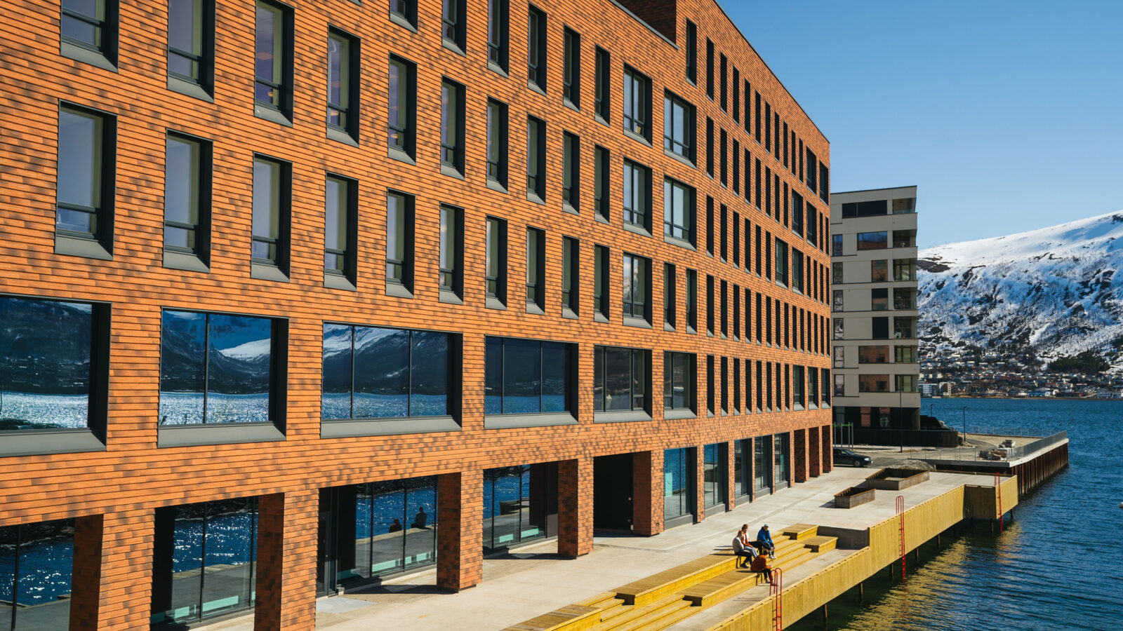 Et næringsbygg ved sjøen. Kanal Nord i Tromsø.