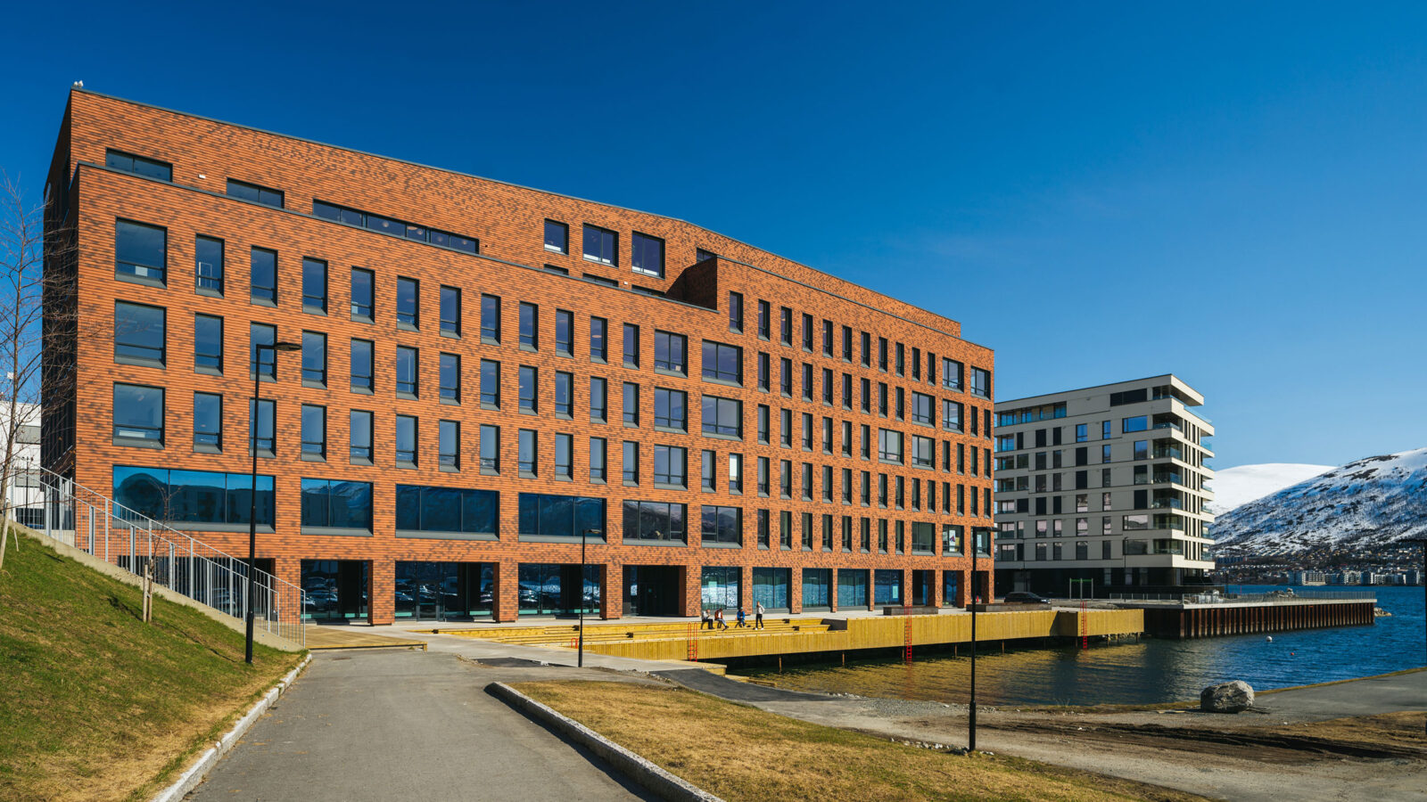 Et næringsbygg ved sjøen.