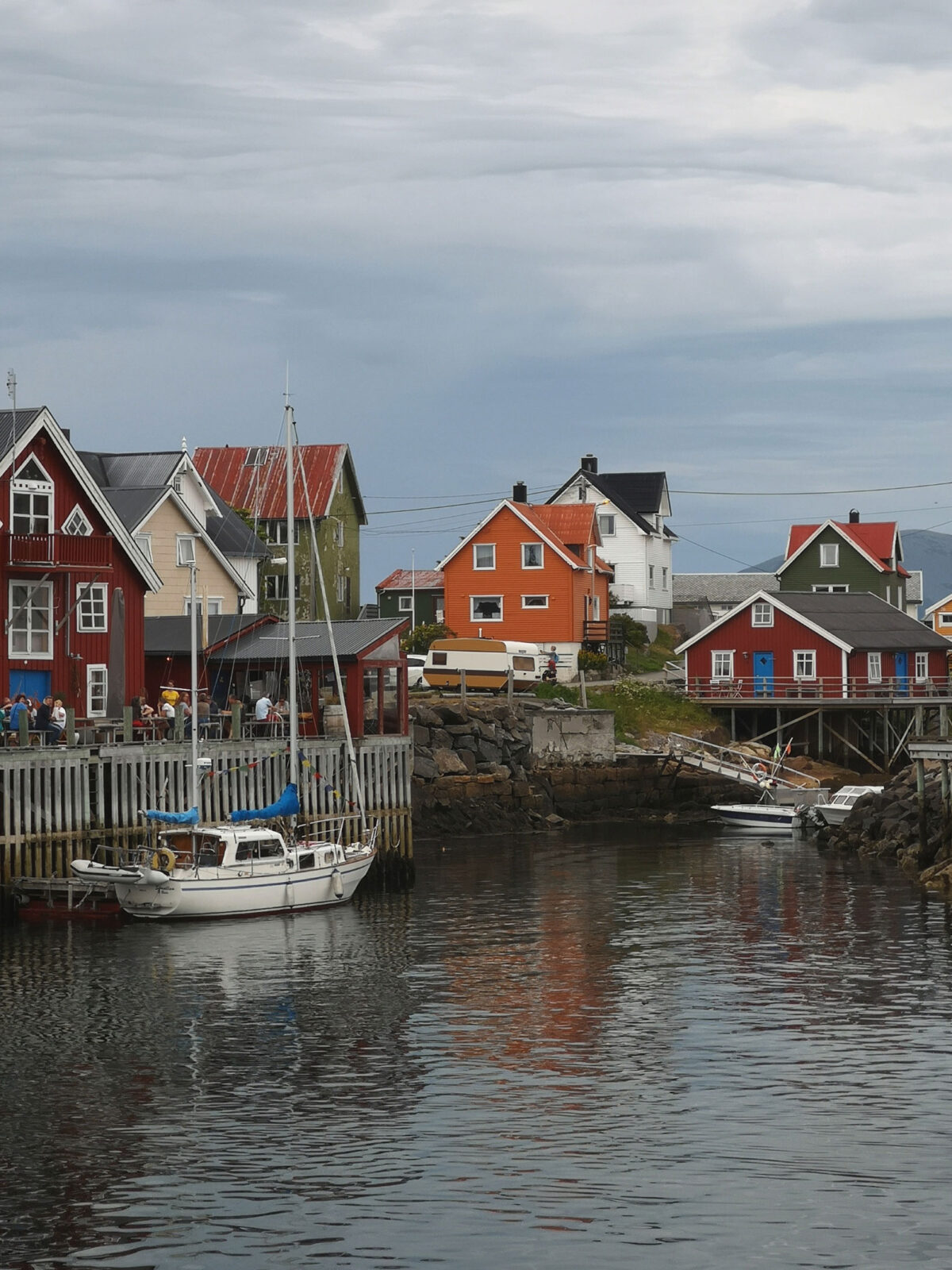 Trehusbebyggelse ved sjøen i lofoten for å illustrere korttidsutleie og brannsikkerhet.