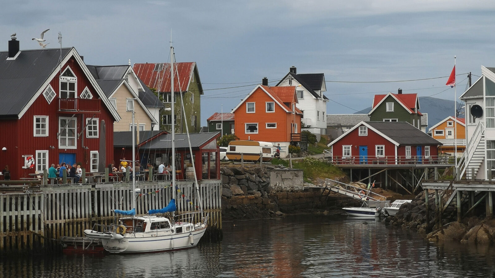 Trehusbebyggelse ved sjøen i lofoten for å illustrere korttidsutleie og brannsikkerhet.