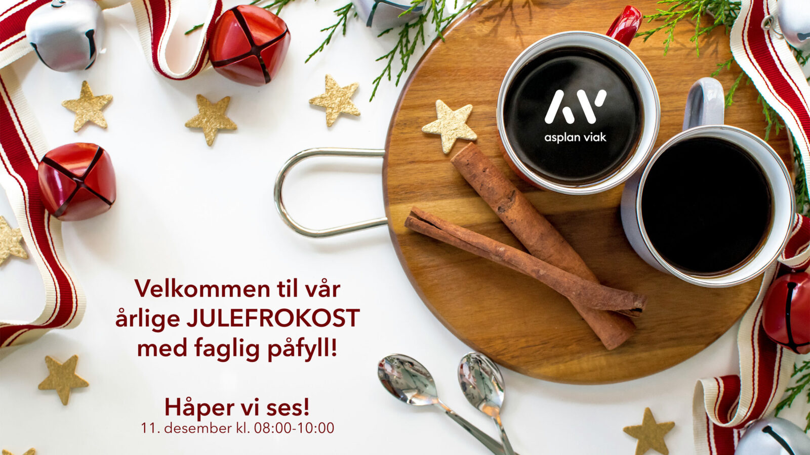 Illustrasjonsbilde til julefrokost som er tatt ovenfra og viser kaffekopper med julepynt rundt.