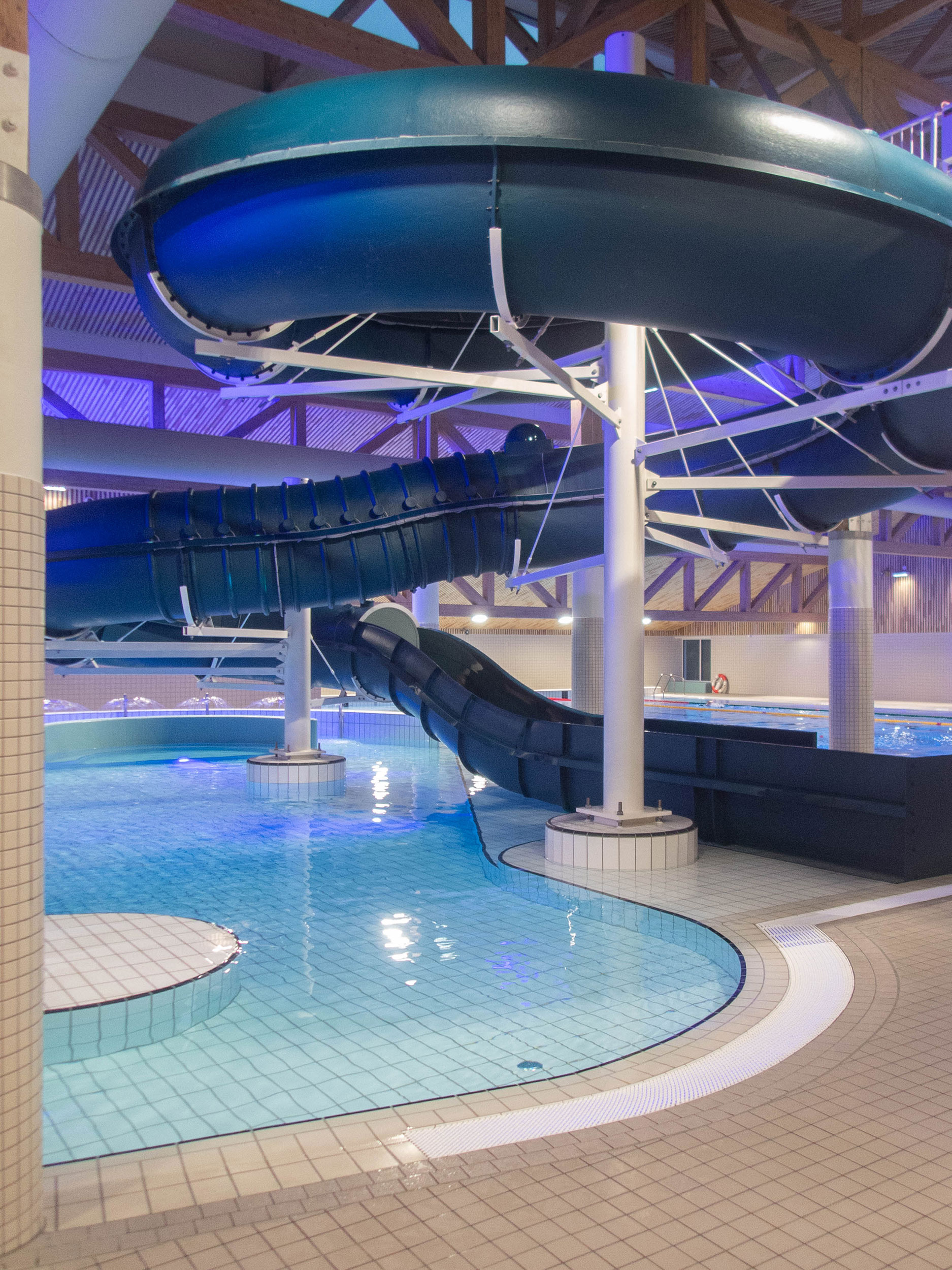 Interiørbilde fra bassengene med vannsklie i svømmehallen Polarbadet