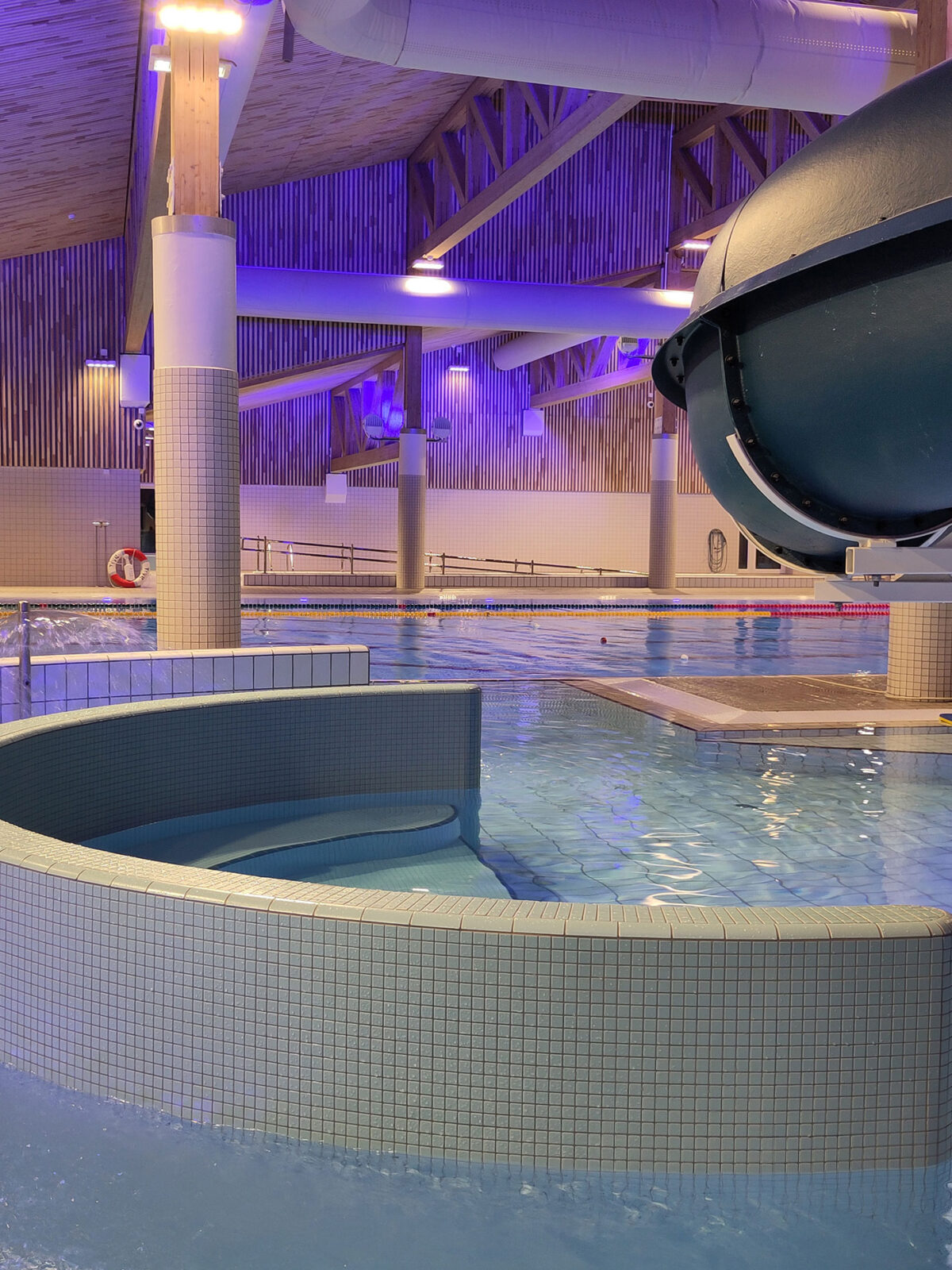 Interiørbilde fra bassengene i svømmehallen Polarbadet