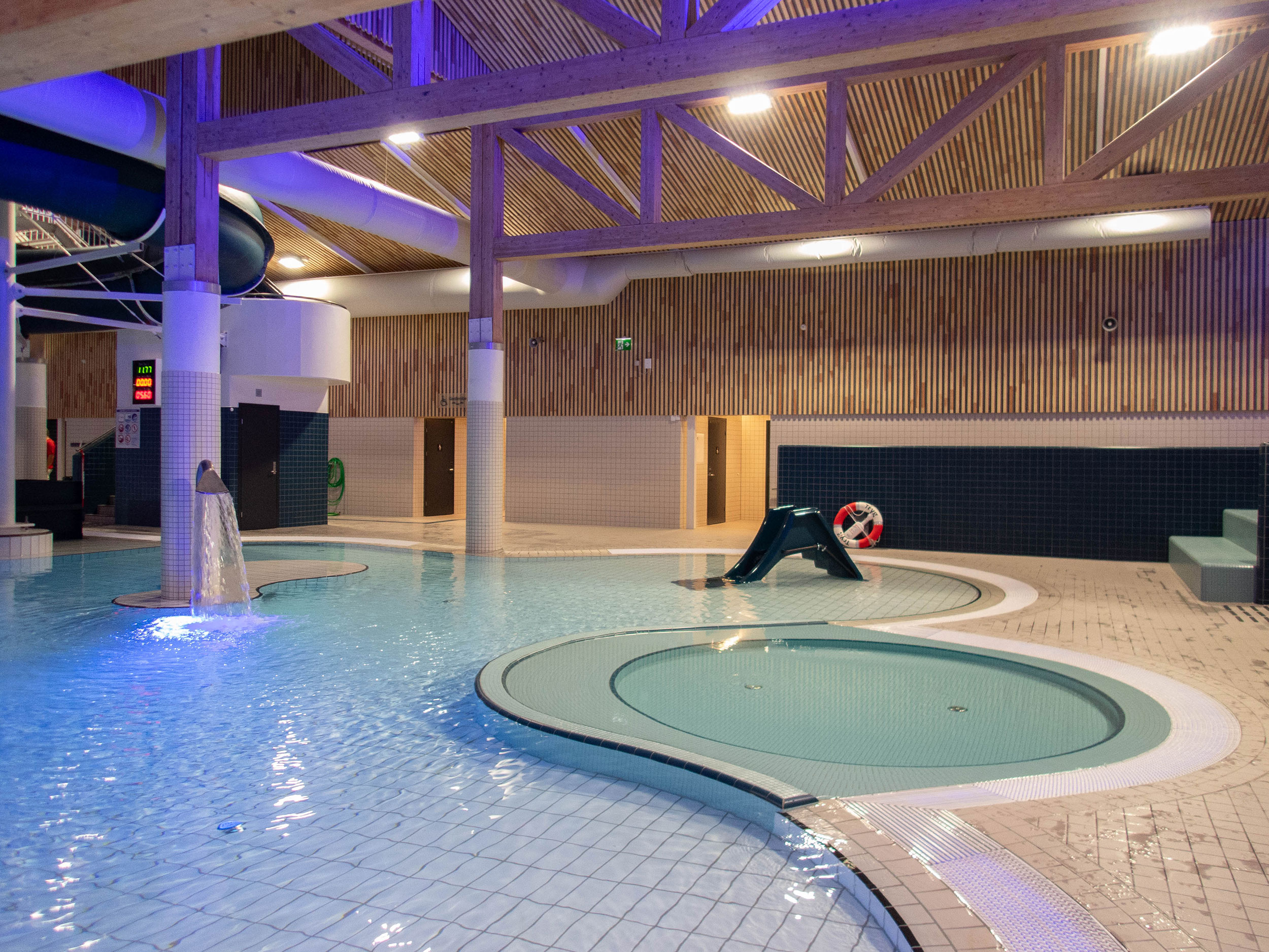 Interiørbilde fra bassengene i svømmehallen Polarbadet