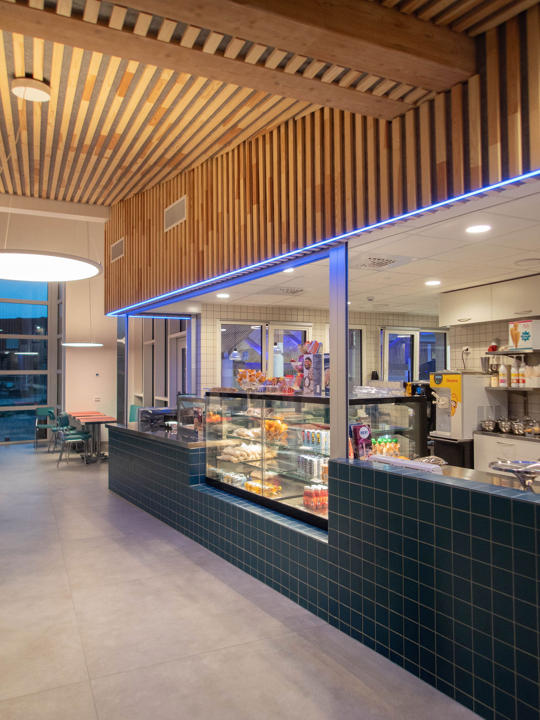 Interiørbilde fra cafeen i svømmehallen Polarbadet