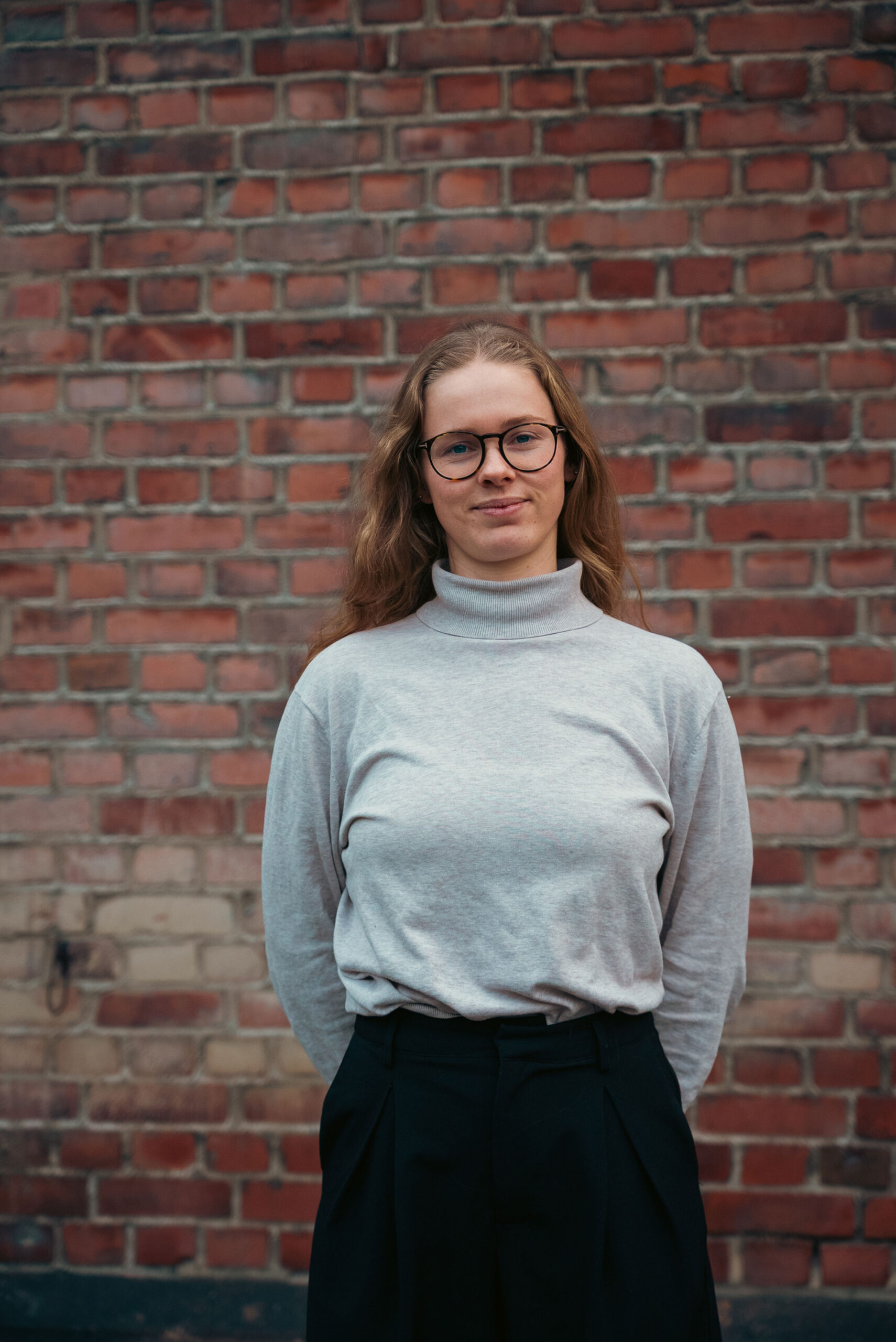 Hydrolog Ane Børresen Leinæs fotografert foran en murvegg.