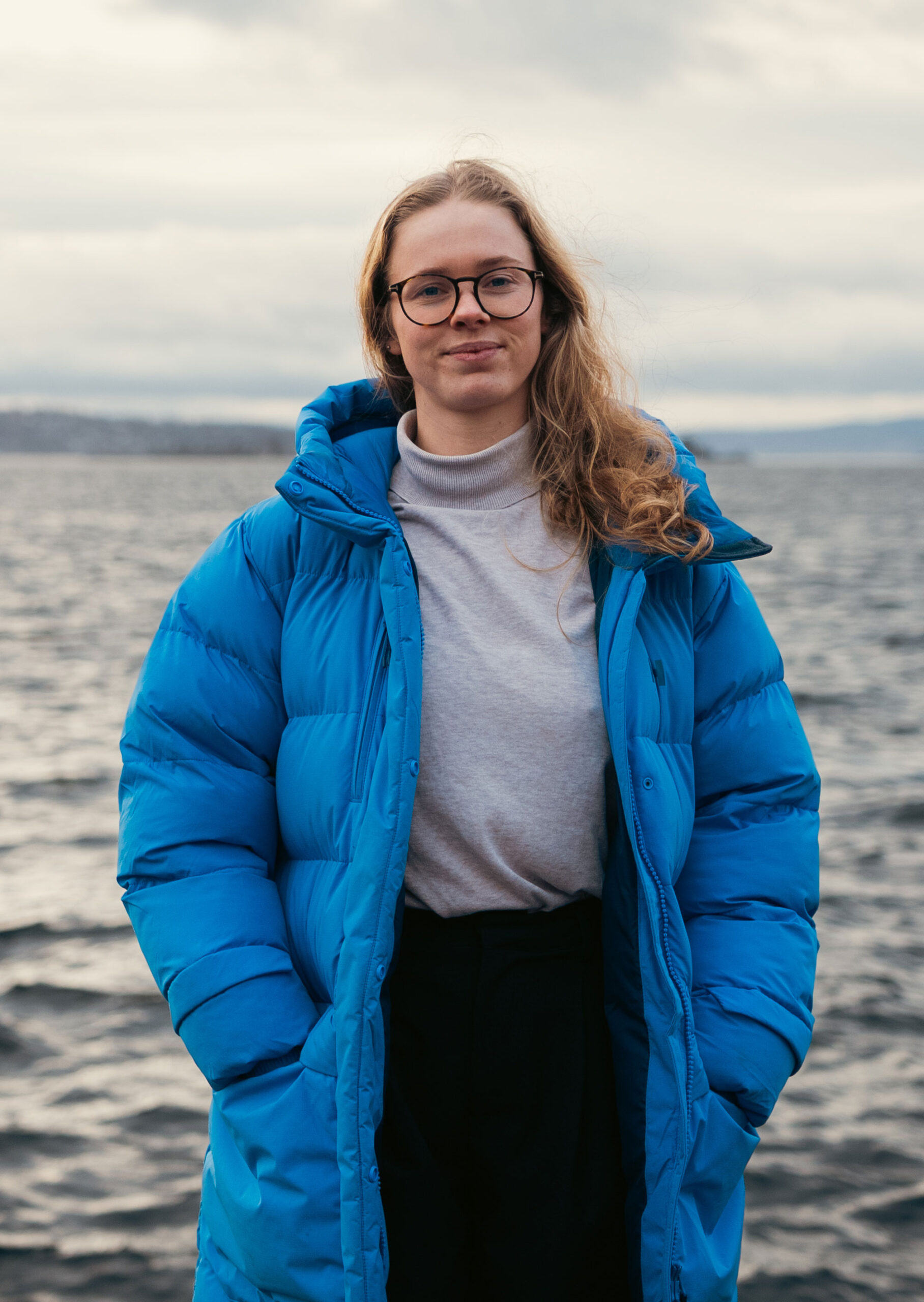 Hydrolog Ane Børresen Leinæs fotografert foran sjøen.