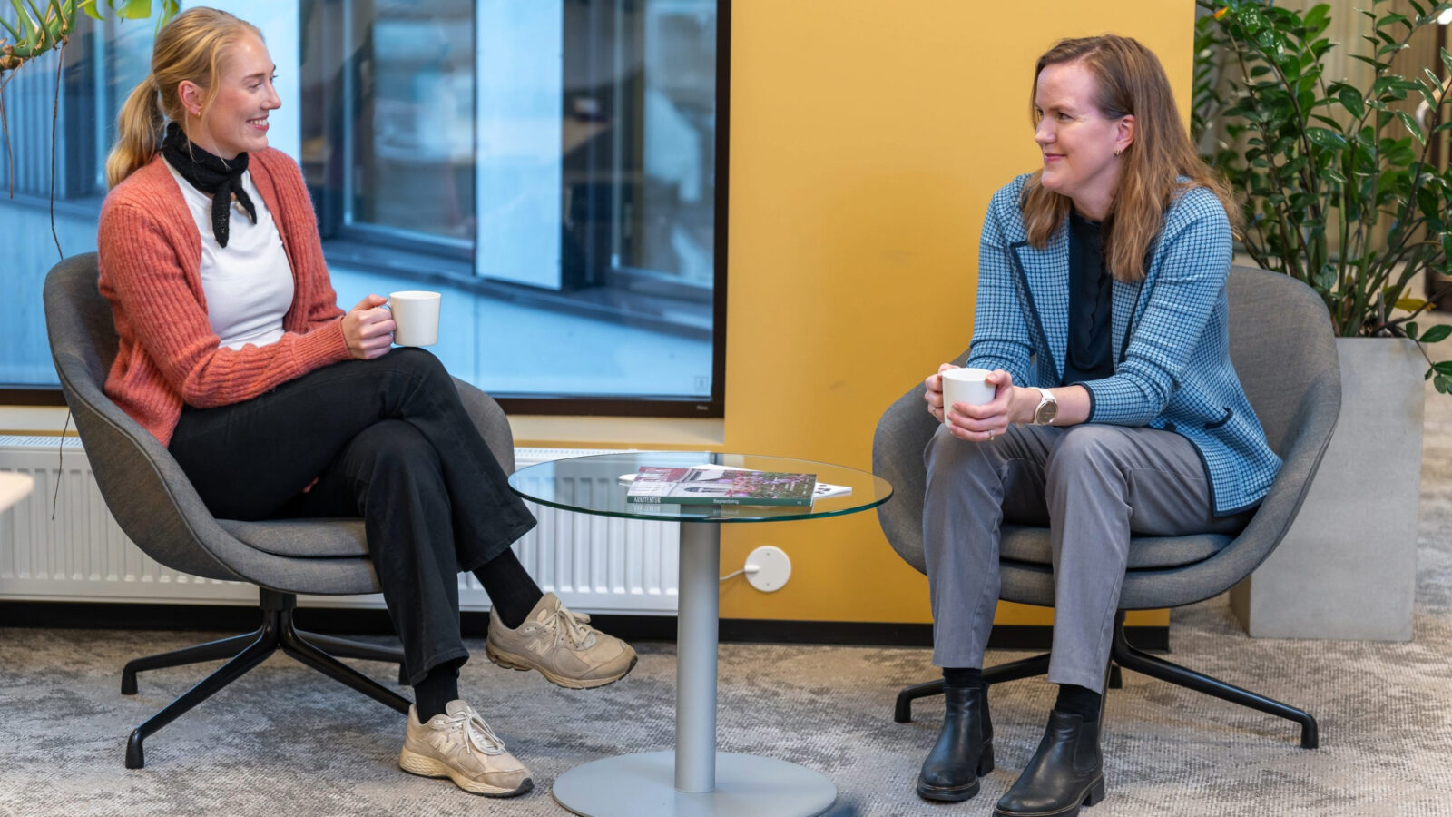 Elin Walaker Lunde (sivilingeniør vann, avløp og overvann) og Anne Elisabeth Årdal (gruppeleder bygg, bærekraft og energi) på Asplan Viak sitt Tønsberg kontor.