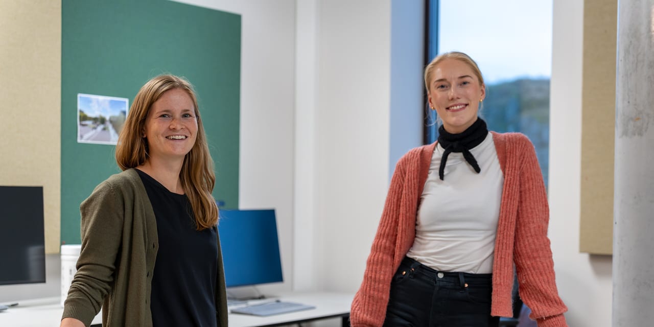 Mariann Sæbø Wagner (fagansvarlig overvann) og Elin Walaker Lunde (sivilingeniør vann, avløp og overvann) på Asplan Viak sitt Tønsberg kontor.