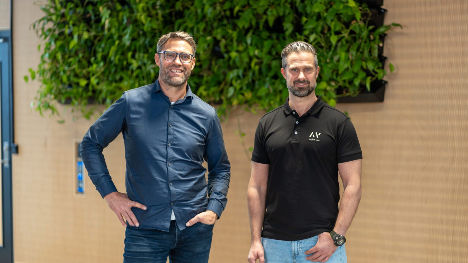 Odd Ivar Kjærås (Kontorleder og prosjektleder samferdsel) og Jørgen Roberg (regionleder arkitektur og bygg) på Asplan Viak sitt Tønsberg kontor.