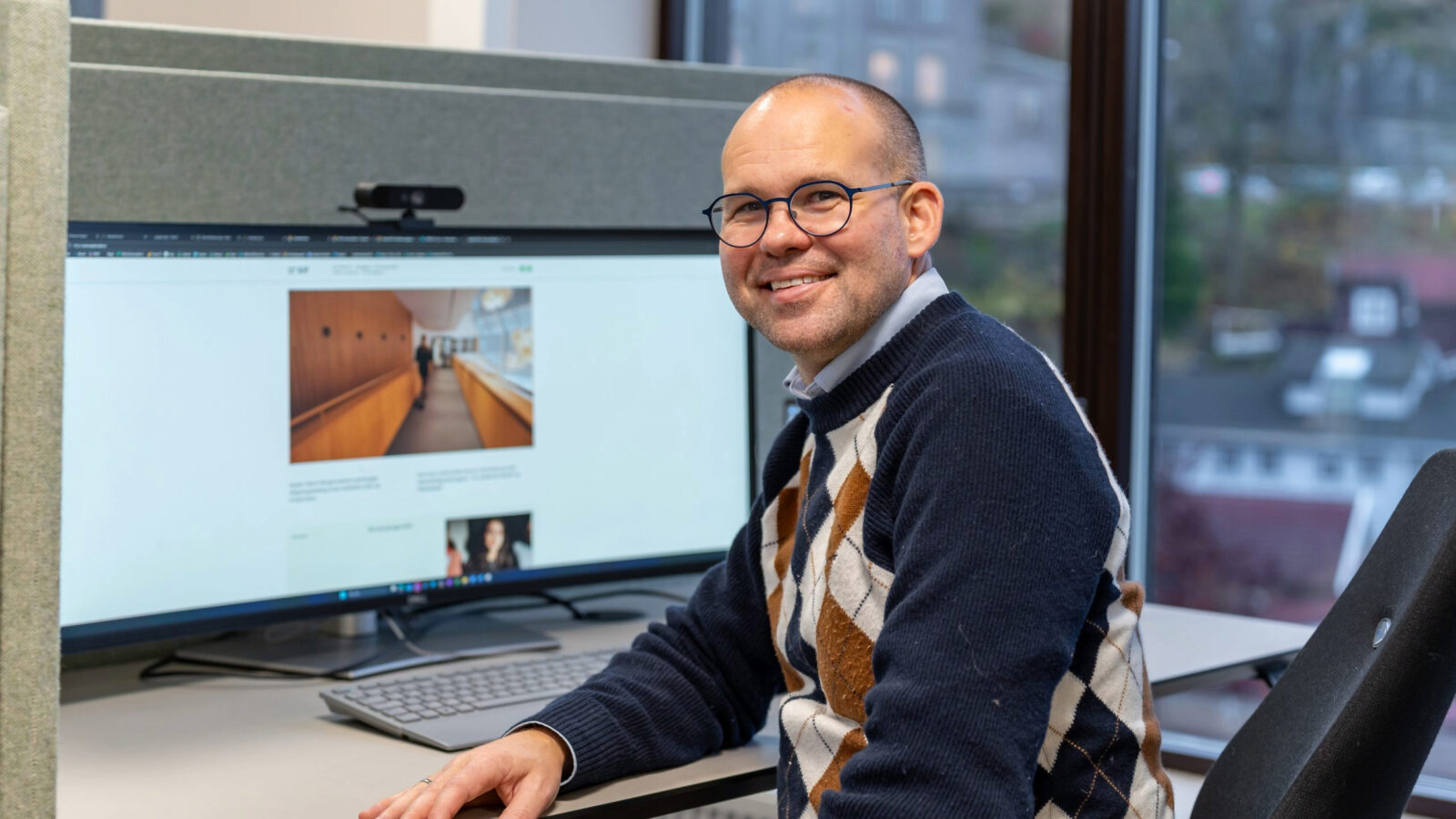 Martin Rustan Aas (gruppeleder og fagsjef VVS) på Asplan Viak sitt kontor i Tønsberg.