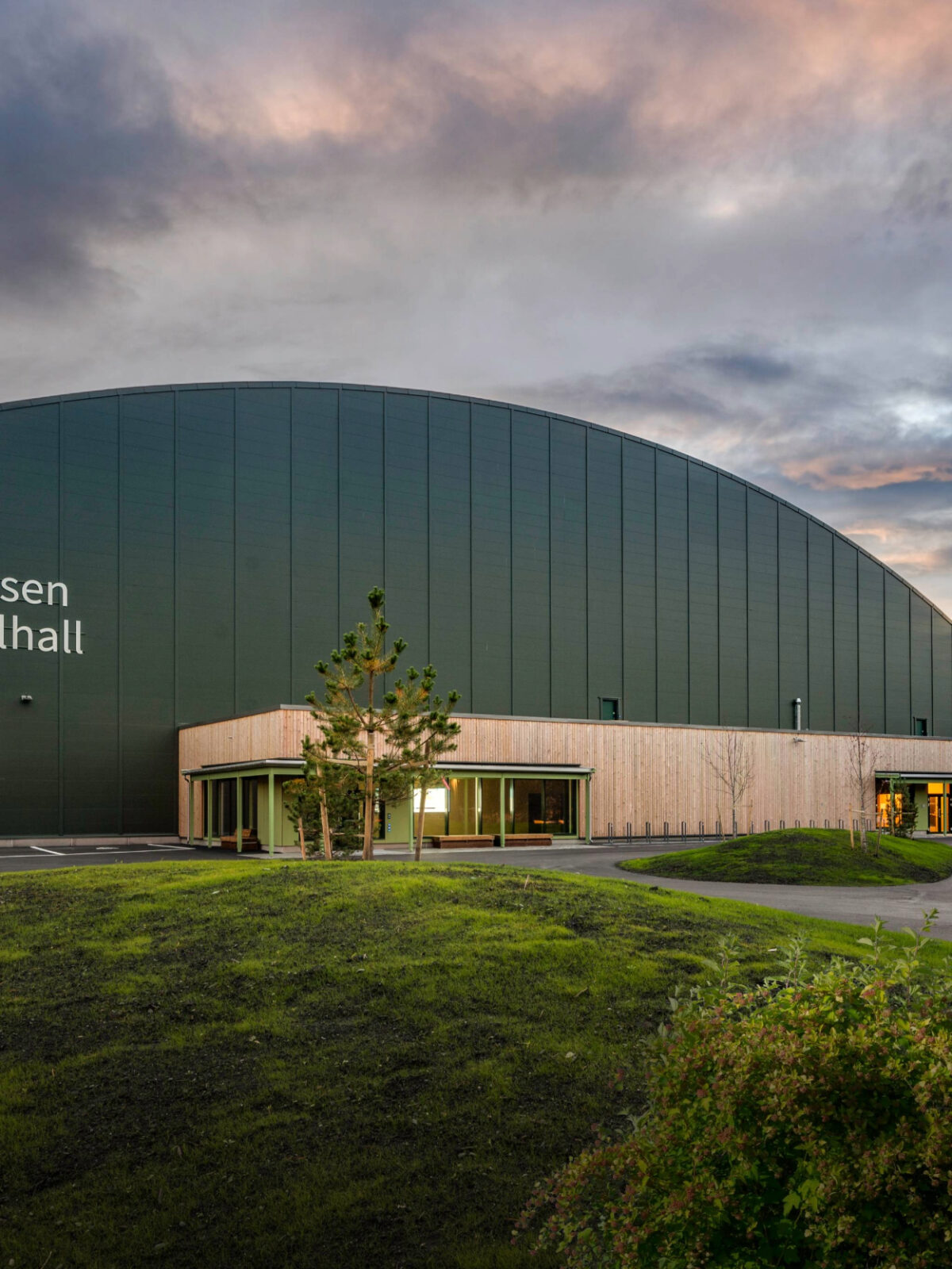 Granåsen fotballhall i Granåsen Idrettspark, utformet av Asplan Viak i samarbeid med NCC og Trondheim kommune.