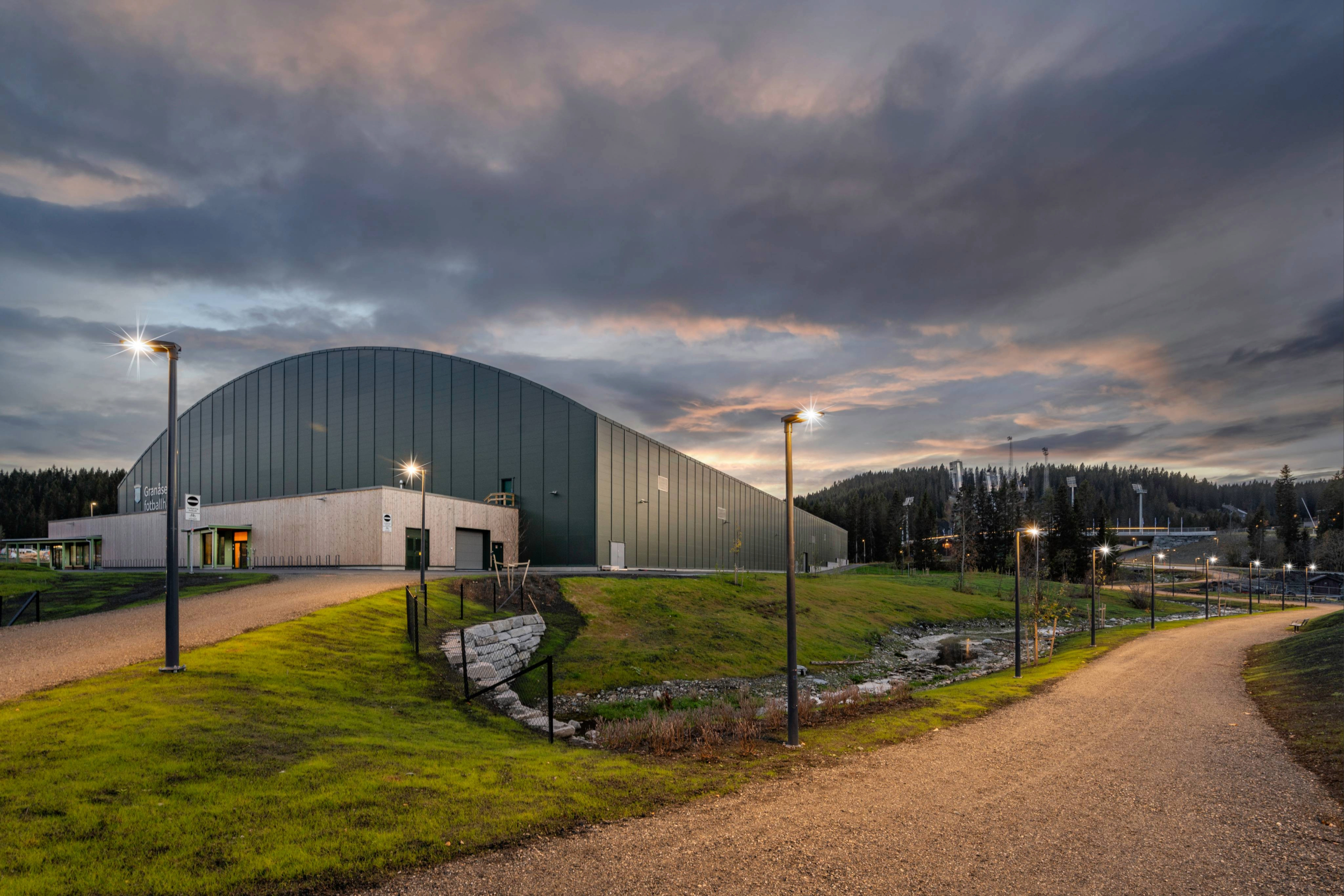 Granåsen fotballhall med tilhørende gangsti i Granåsen Idrettspark, utformet av Asplan Viak.