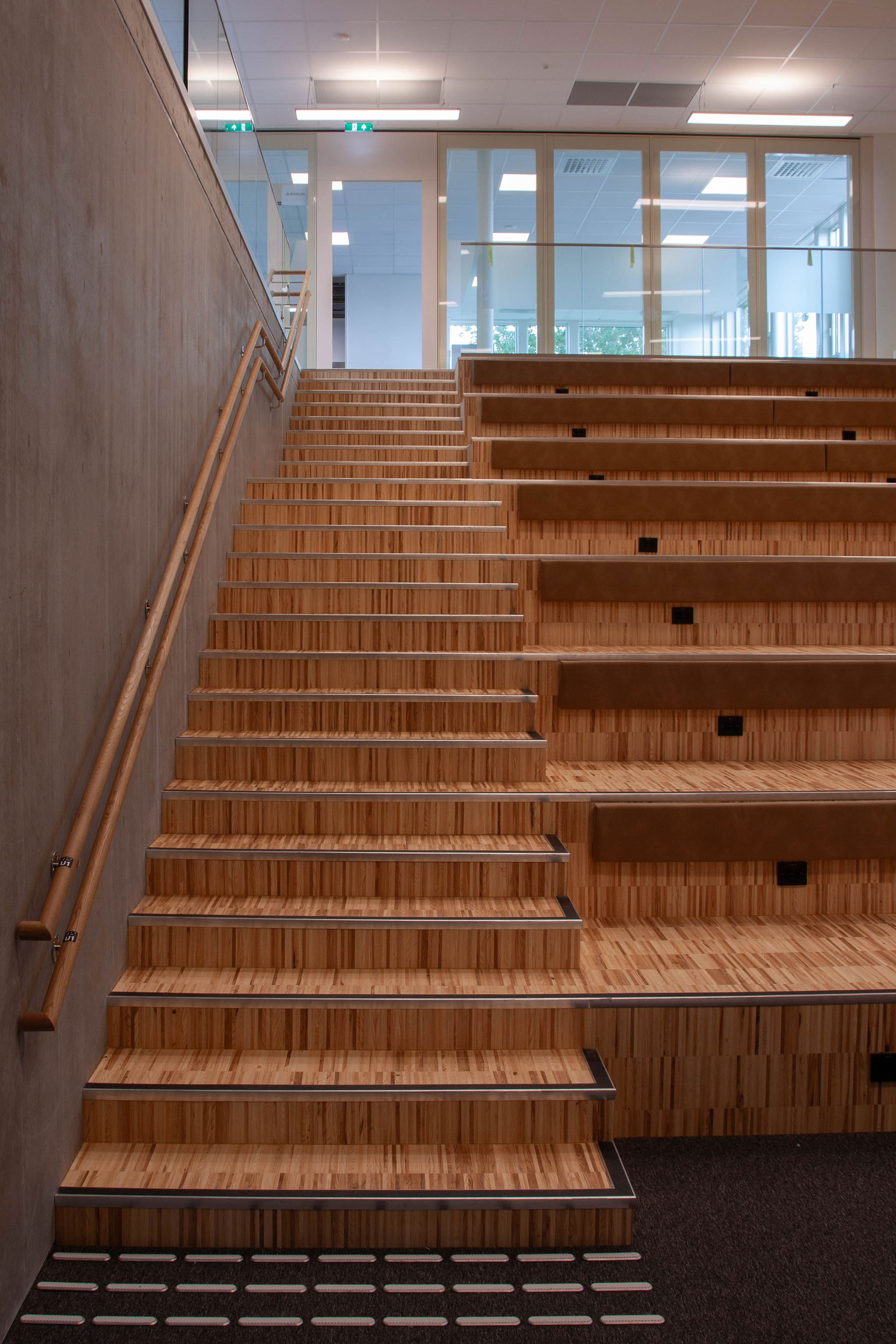 Interiørfoto av trappen i amfiet i NRK Tromsø