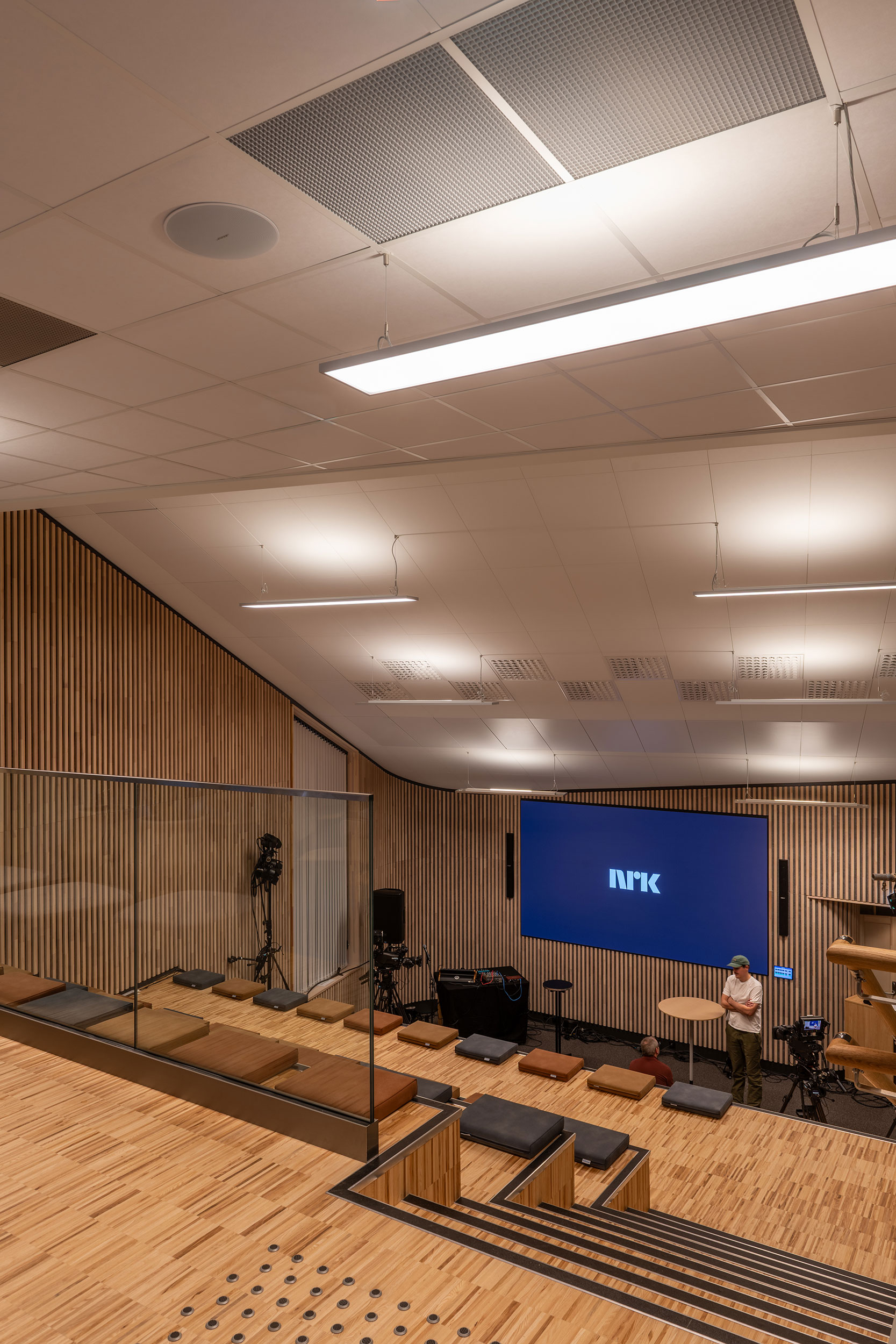 NRK Tromsø, interiørbilde av stort studio.