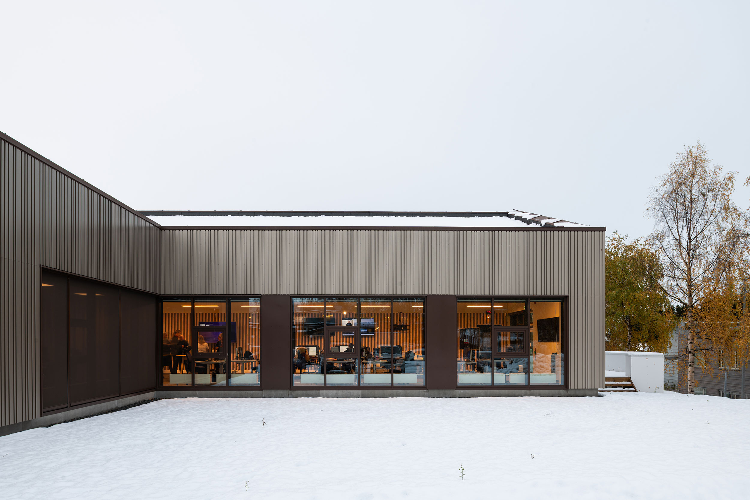 Eksteriørfoto av lokalene til NRK Tromsø på vinteren.