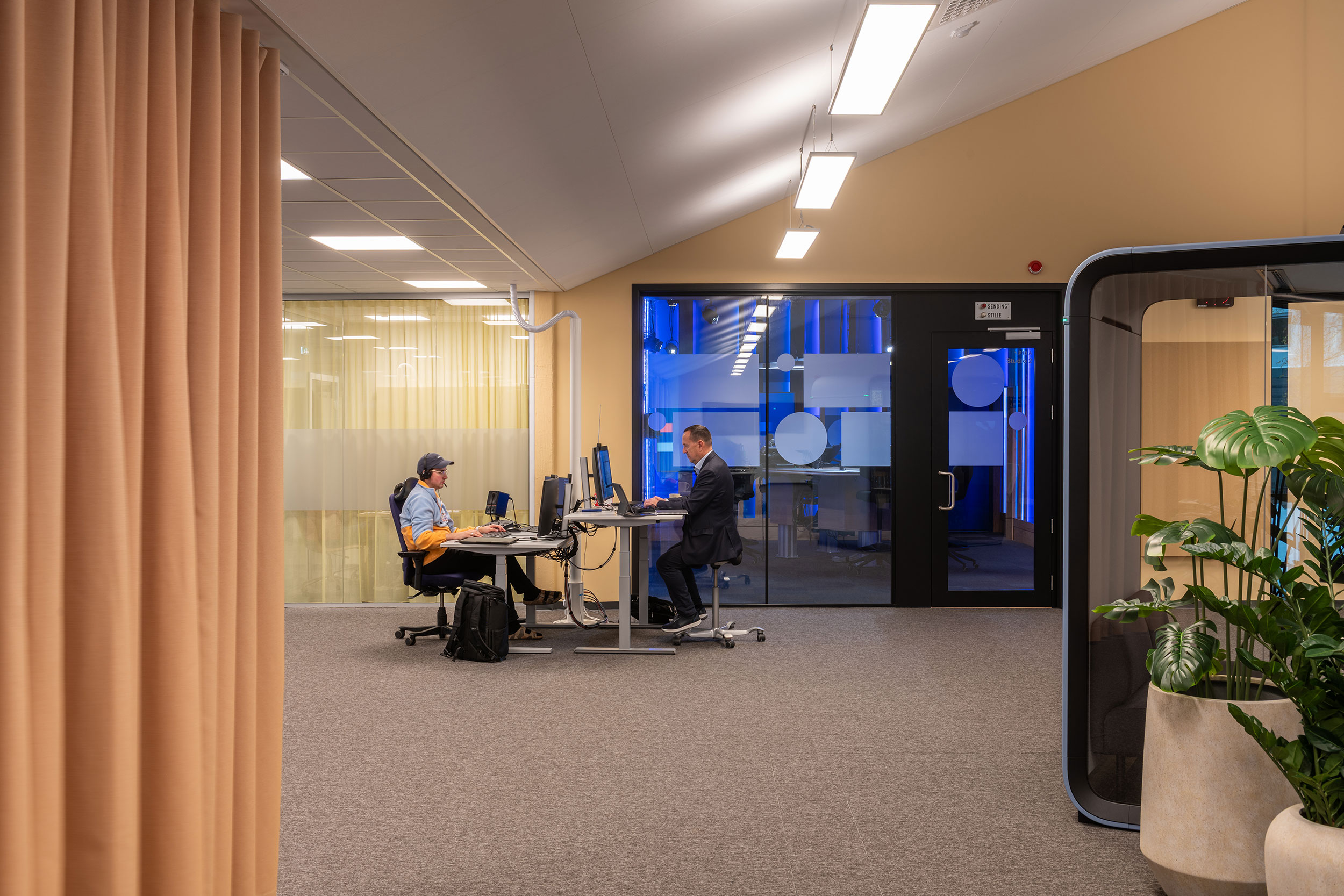 Interiørbilde fra arbeidsplasser i NRK Tromsø.