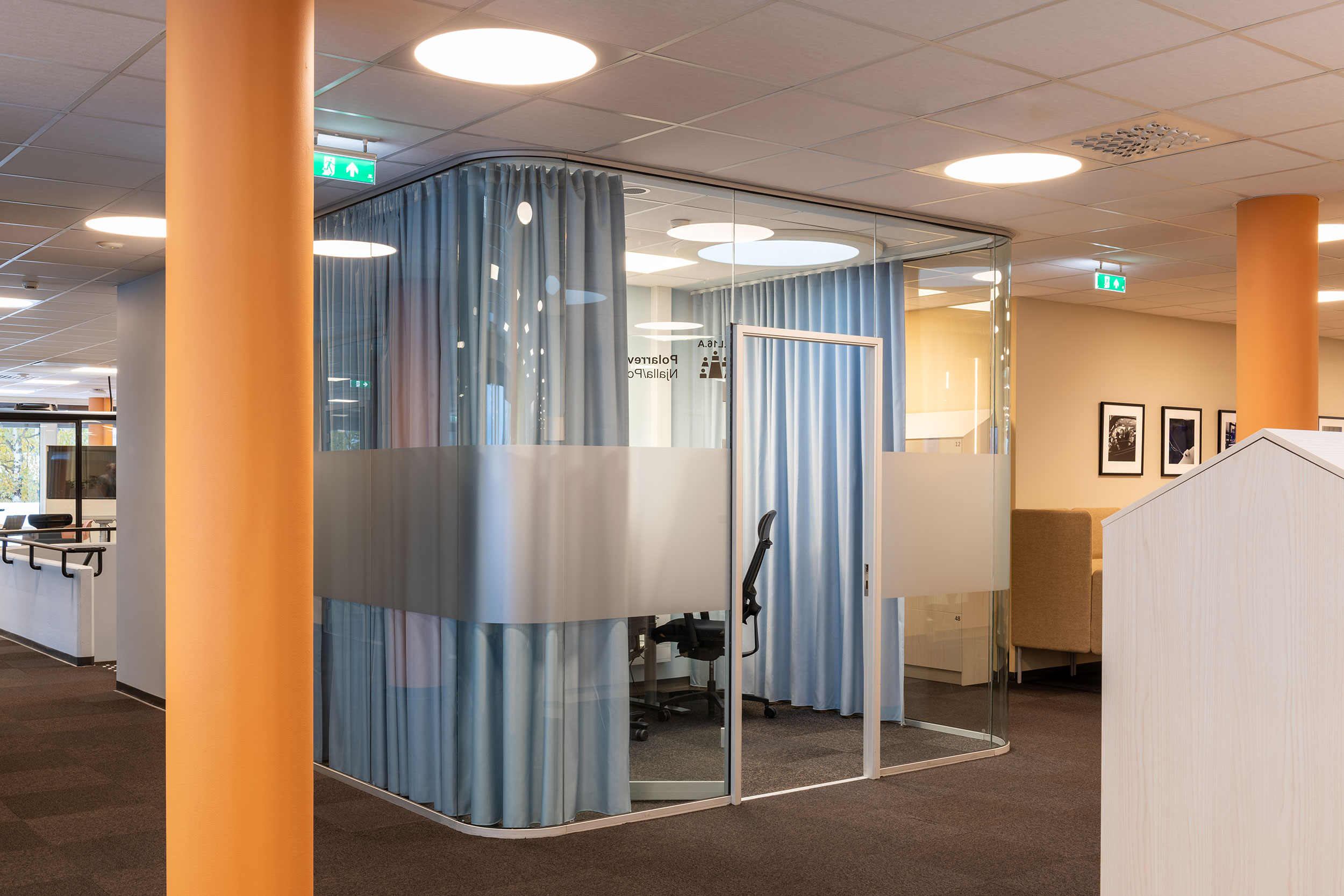 Interiørbilde av kontorlokaler i NRK Tromsø, viser utsiden av et møterom.