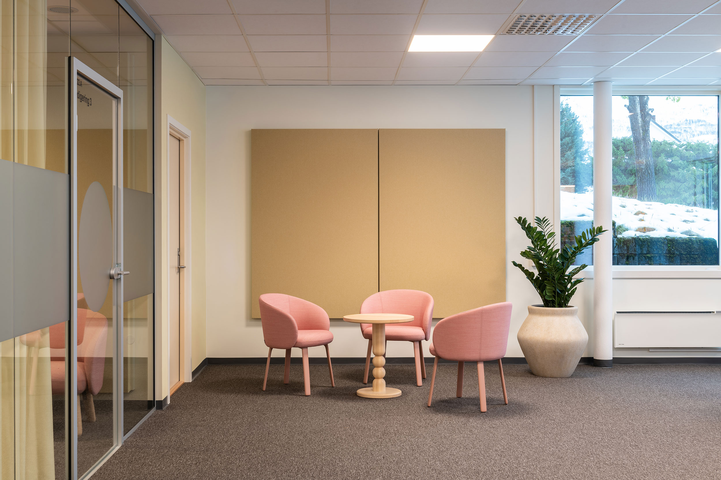 Fellesområder i NRK Tromsø med bord og stoler.