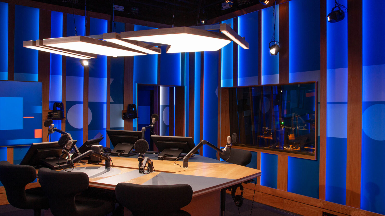 Interiørbilde av NRK Tromsø sitt radiostudio.