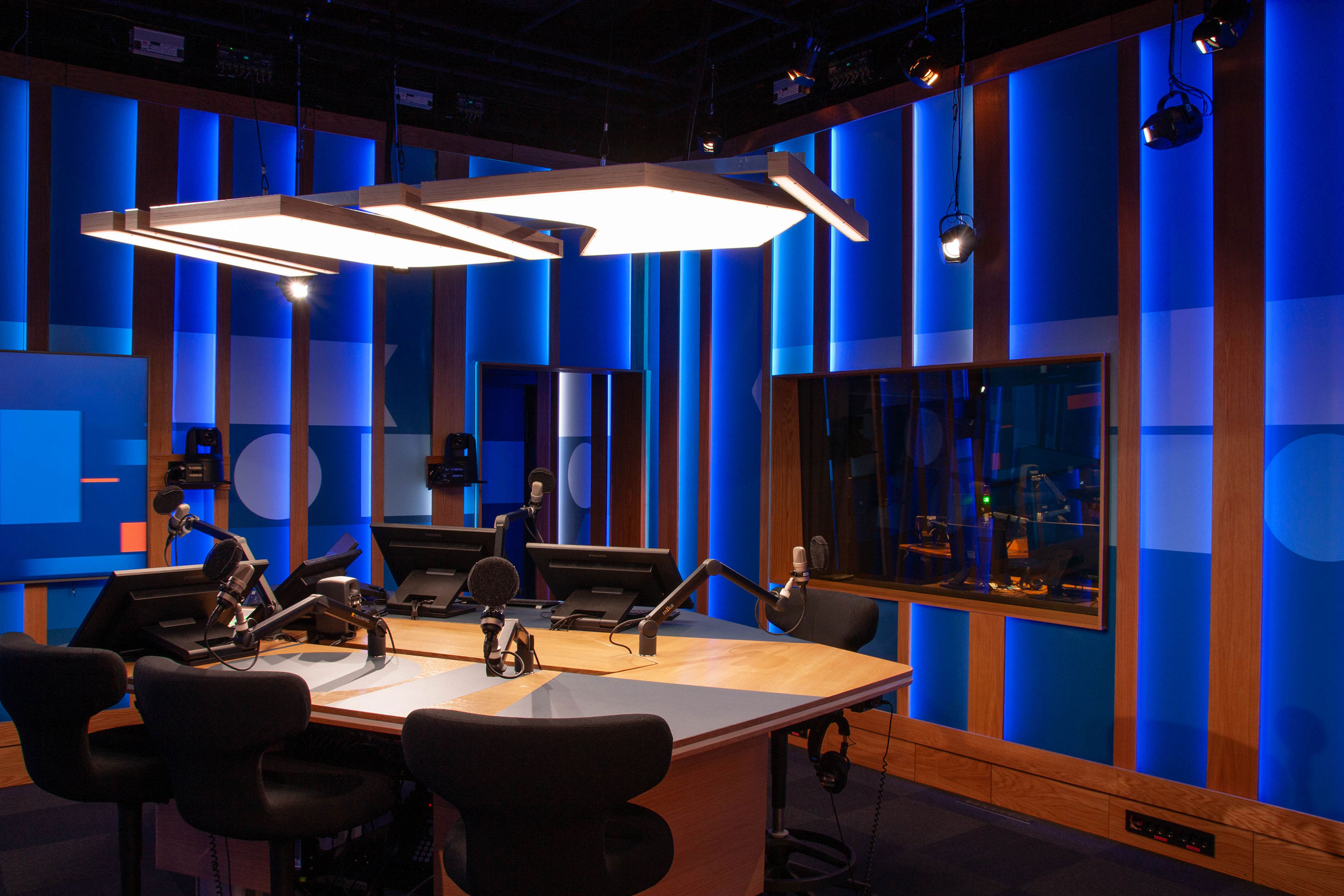 Interiørbilde av NRK Tromsø sitt radiostudio.