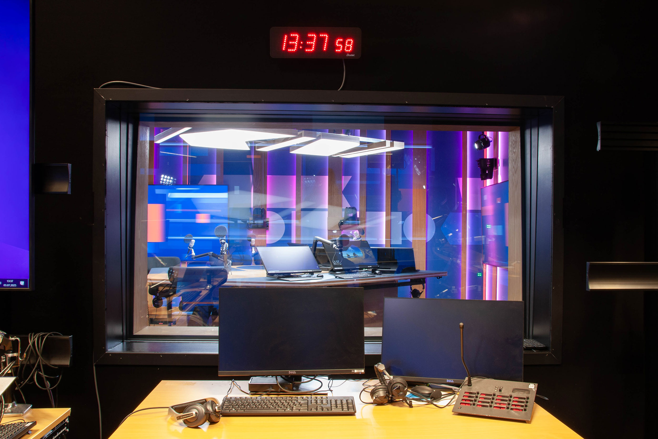 Interiørbilde av NRK Tromsø sitt radiostudio.