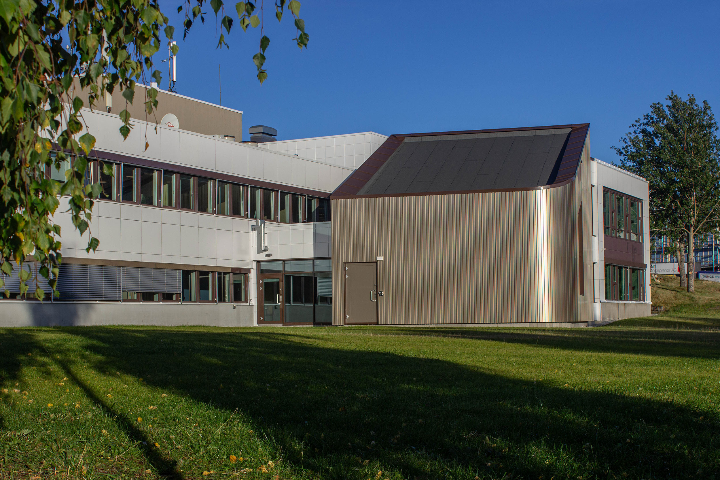 Eksteriørfoto av lokalene til NRK Tromsø på sommeren.