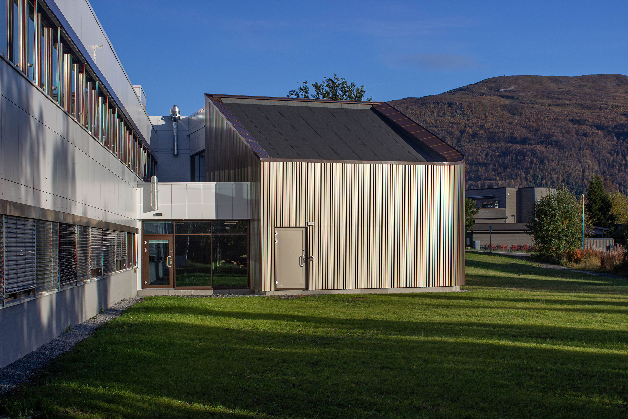 Eksteriørfoto av lokalene til NRK Tromsø på sommeren.