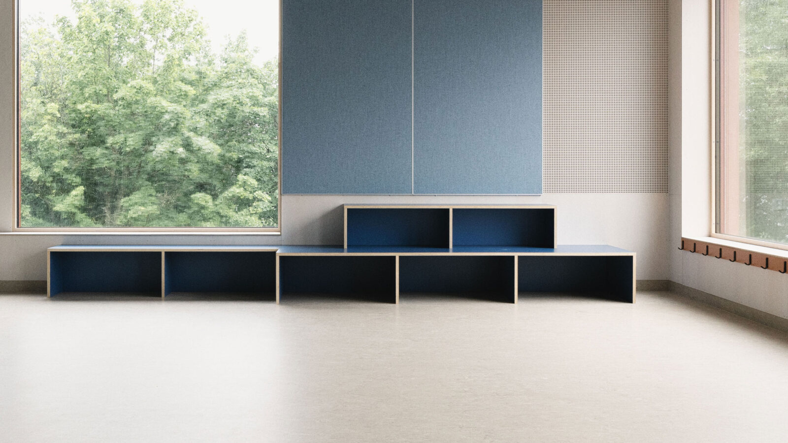 Interiør av hyller og sittebenker på Refstad skole