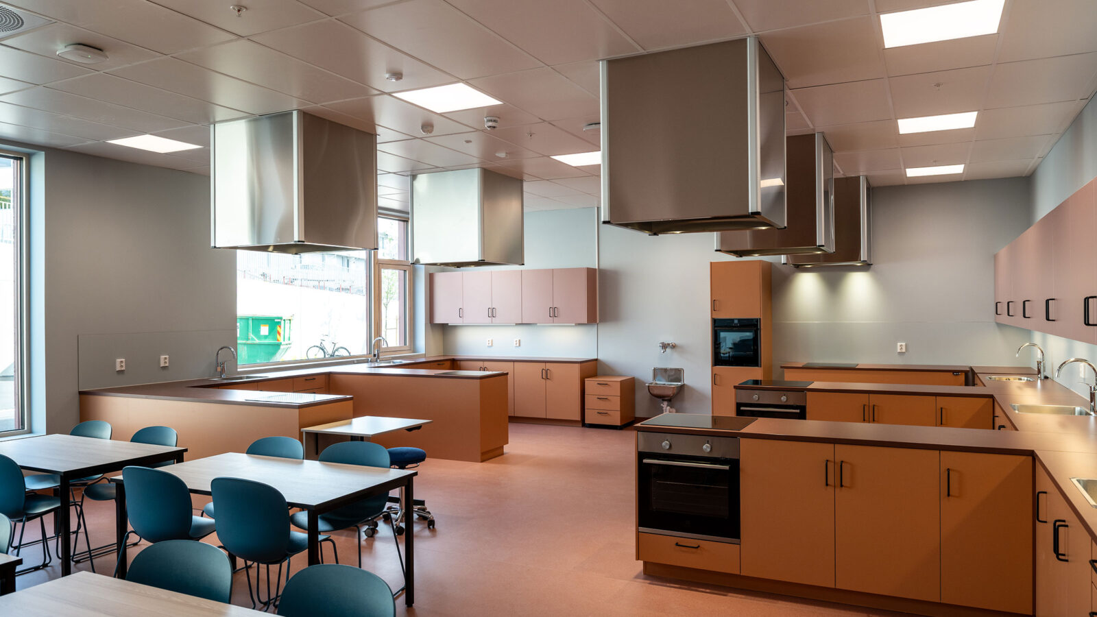 Interiør skolekjøkken på Refstad skole.