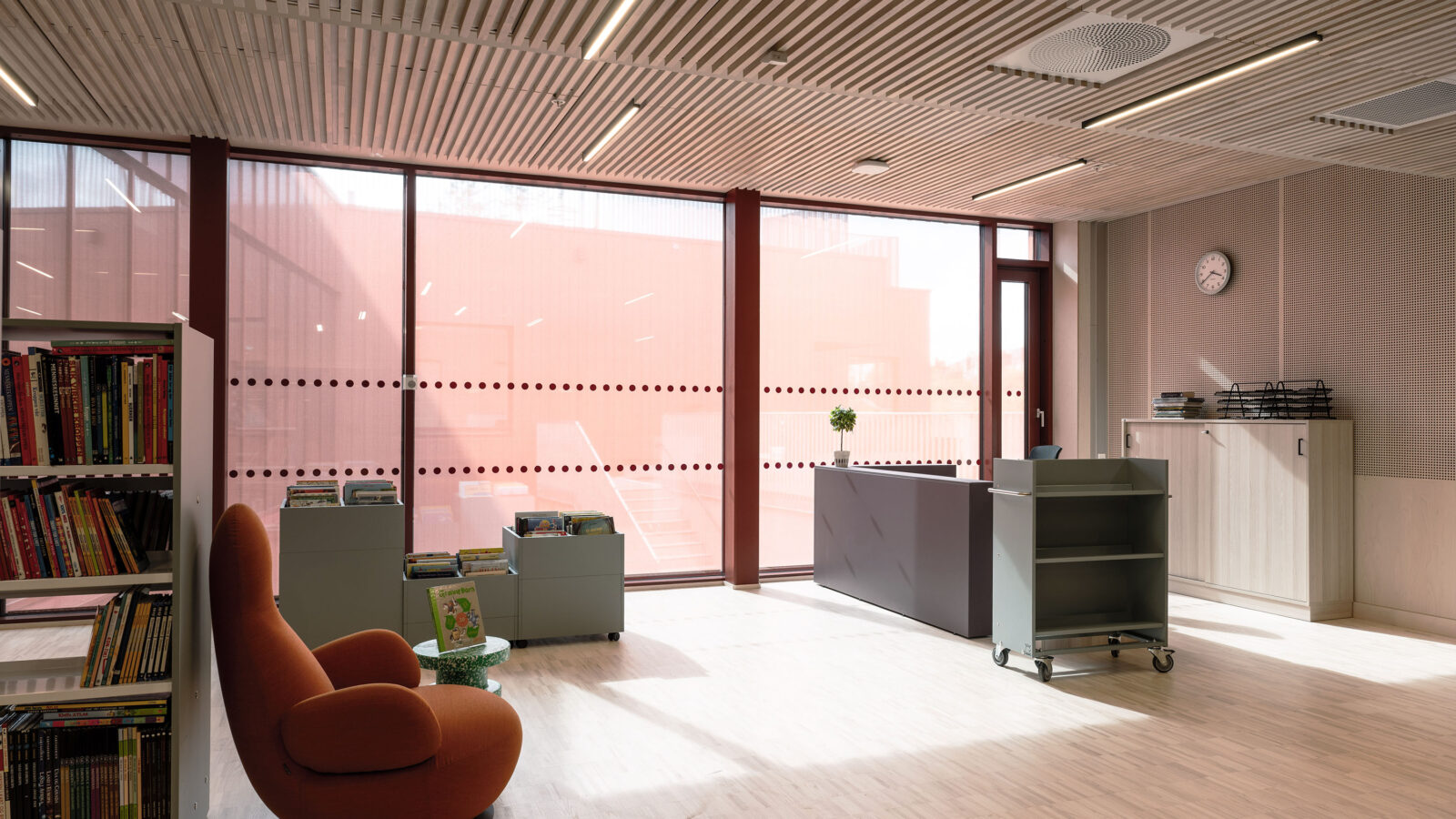 Bibliotek med stol og bøker på Refstad skole.