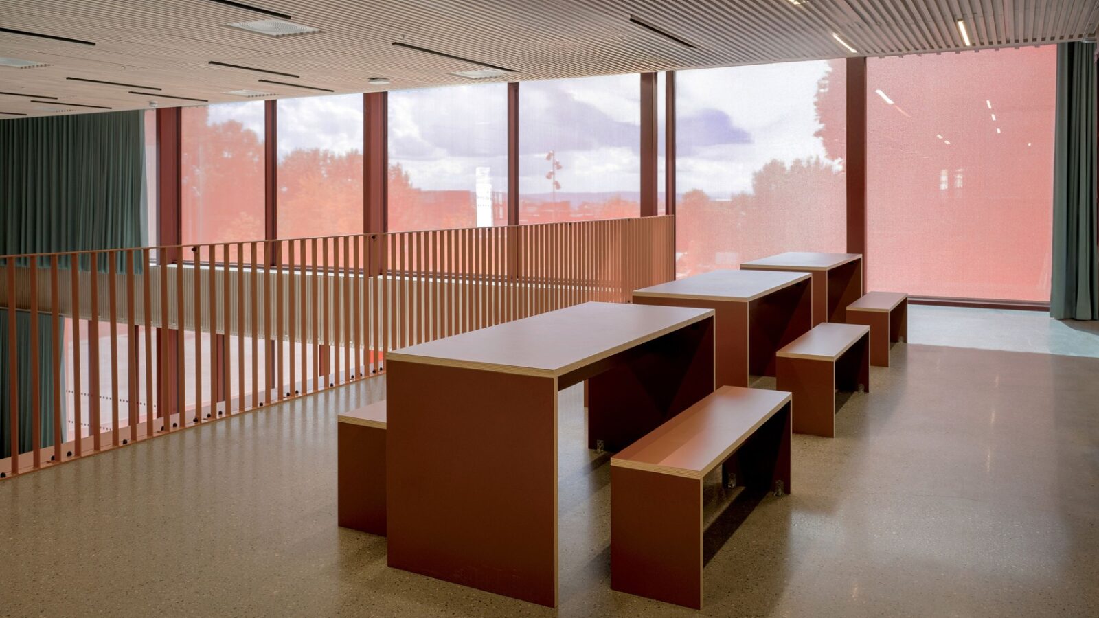 Interiørbilde av bord og sittebenker på Refstad skole.